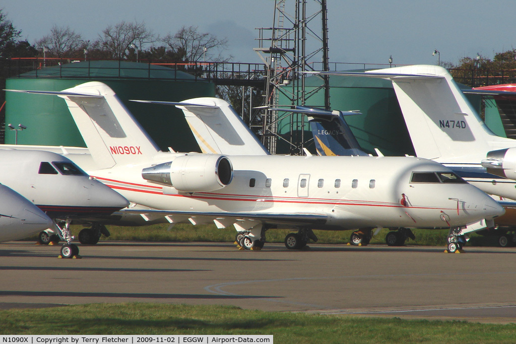 N1090X, 2004 Bombardier Challenger 604 (CL-600-2B16) C/N 5576, Challenger 604 at Luton
