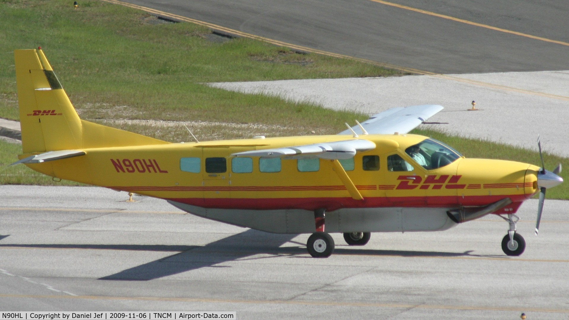 N90HL, 2004 Cessna 208B Grand Caravan C/N 208B1070, DHL just Arive wit mail for the island