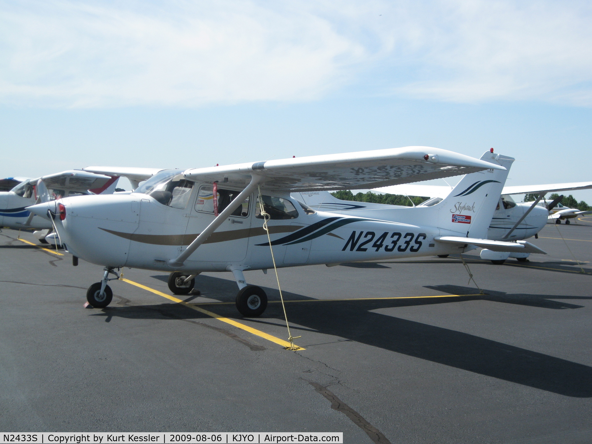 N2433S, 2000 Cessna 172R C/N 17280872, Parked at home base