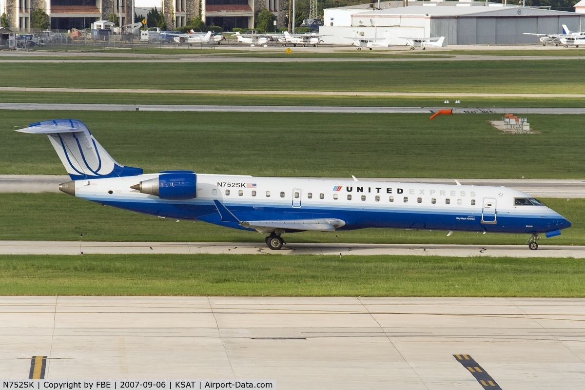 N752SK, 2005 Bombardier CRJ-701ER (CL-600-2C10) Regional Jet C/N 10209, taxying to its stand