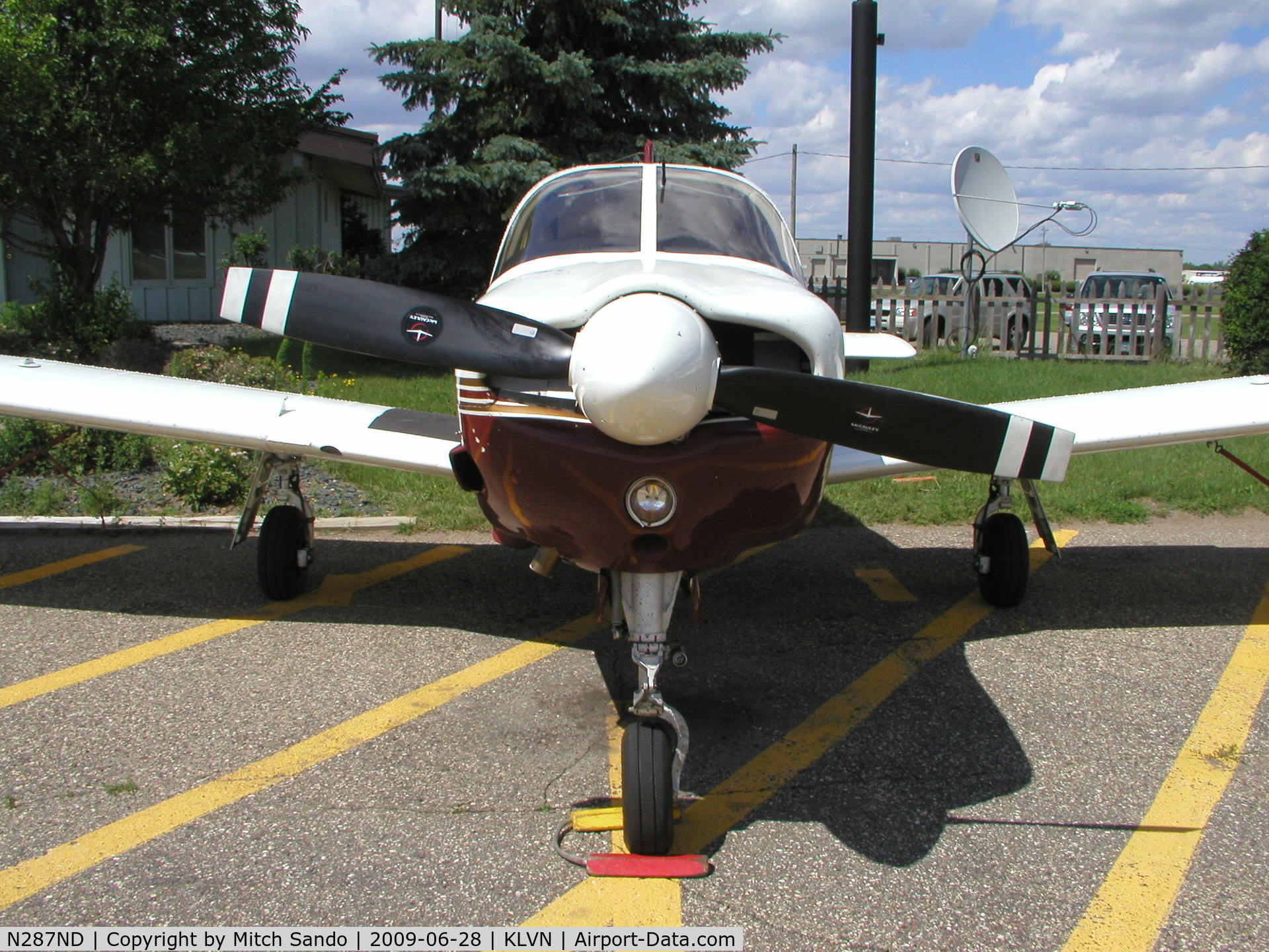 N287ND, 2000 Piper PA-28R-201 Cherokee Arrow III C/N 2844036, Parked on the ramp at Airlake.