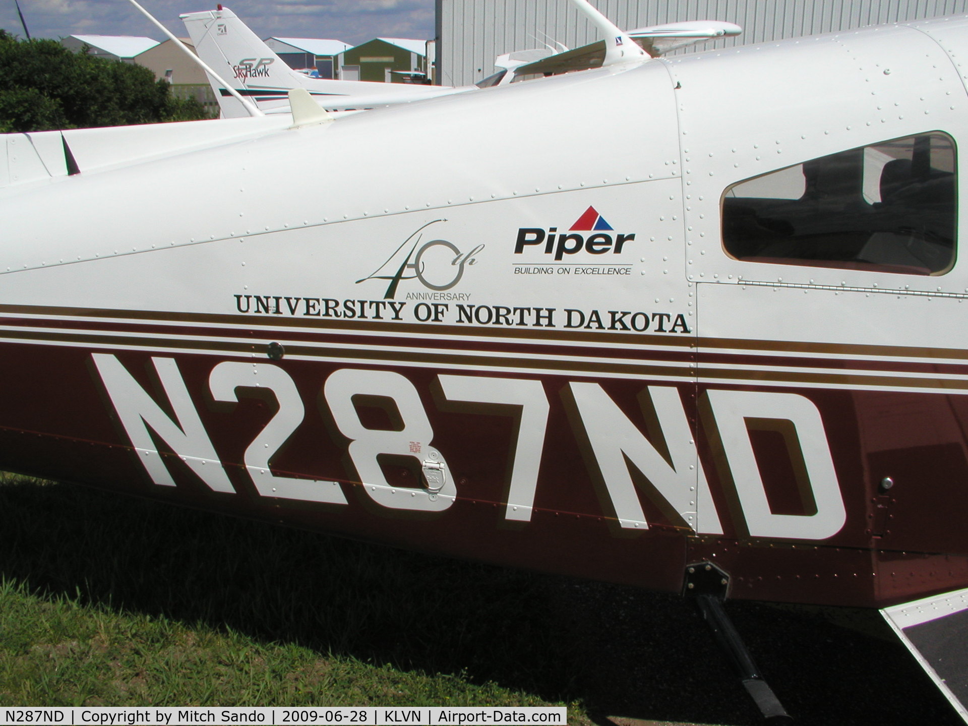 N287ND, 2000 Piper PA-28R-201 Cherokee Arrow III C/N 2844036, Parked on the ramp at Airlake.