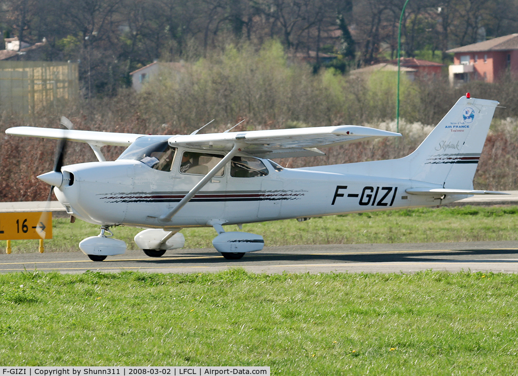 F-GIZI, Cessna 172R C/N 172-80435, Taxiing for departure...