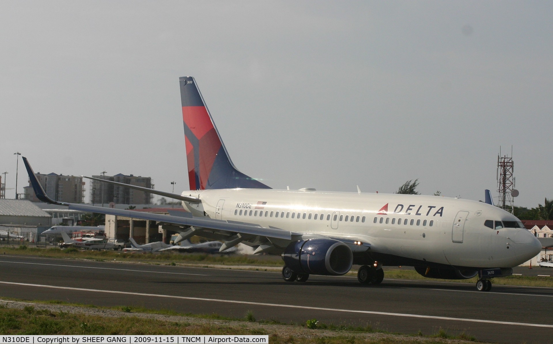 N310DE, Boeing 737-732 C/N 29665, delta just landed with full stopping power in use