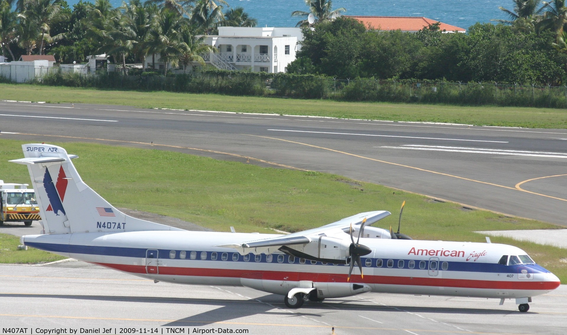 N407AT, 1994 ATR 72-212 C/N 407, american eagle taxing to holding point A