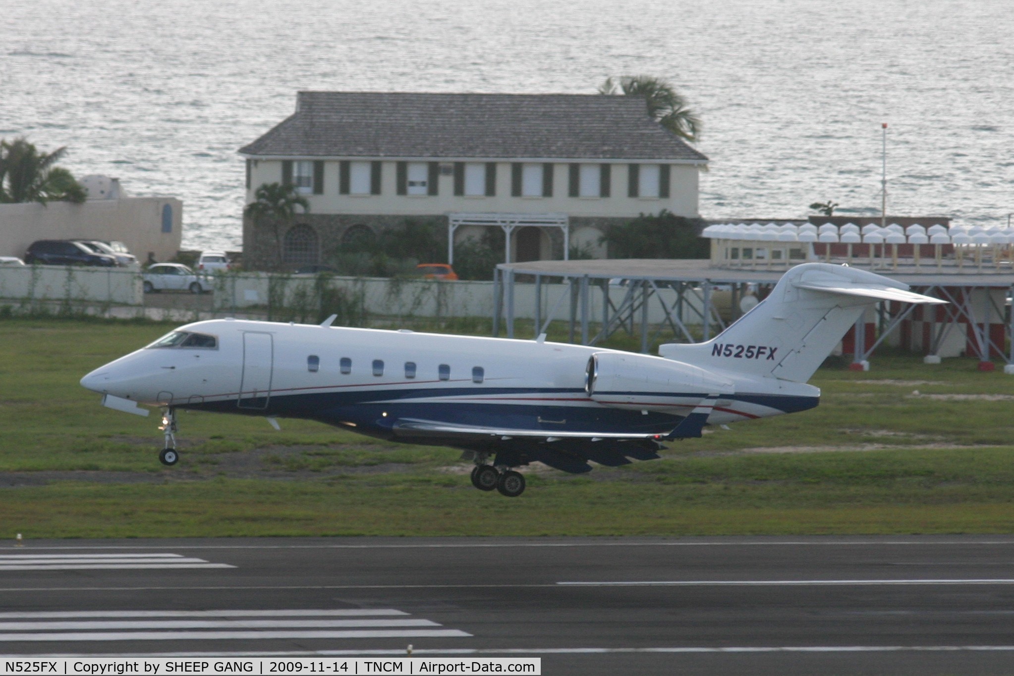 N525FX, 2006 Bombardier Challenger 300 (BD-100-1A10) C/N 20112, gliding over the tresh hold on to runway 10 tncm