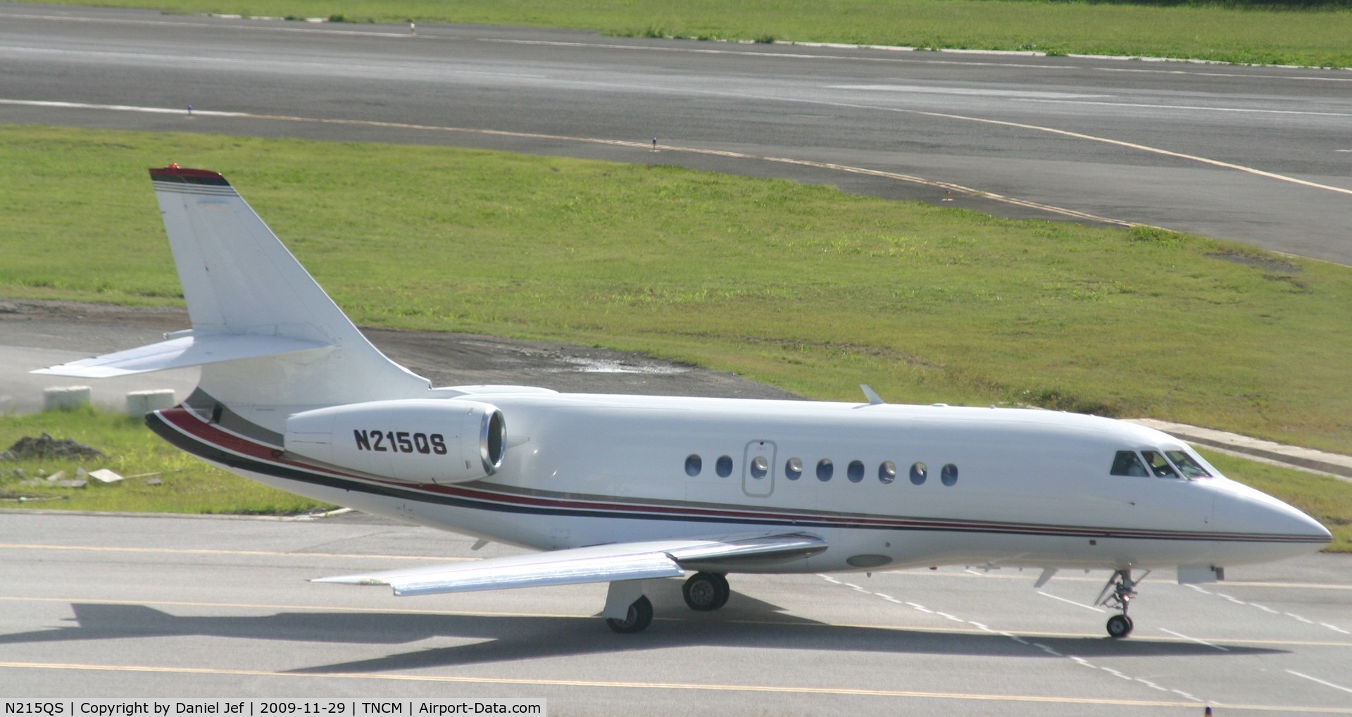 N215QS, 2004 Dassault Falcon 2000 C/N 214, N215qs taxing to A