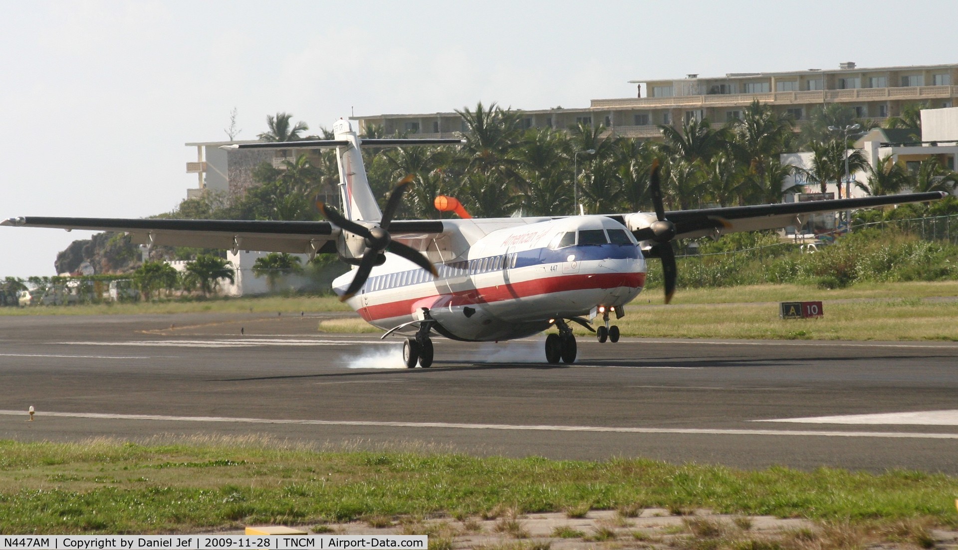 N447AM, 1995 ATR 72-212 C/N 447, american eagle landing at tncm