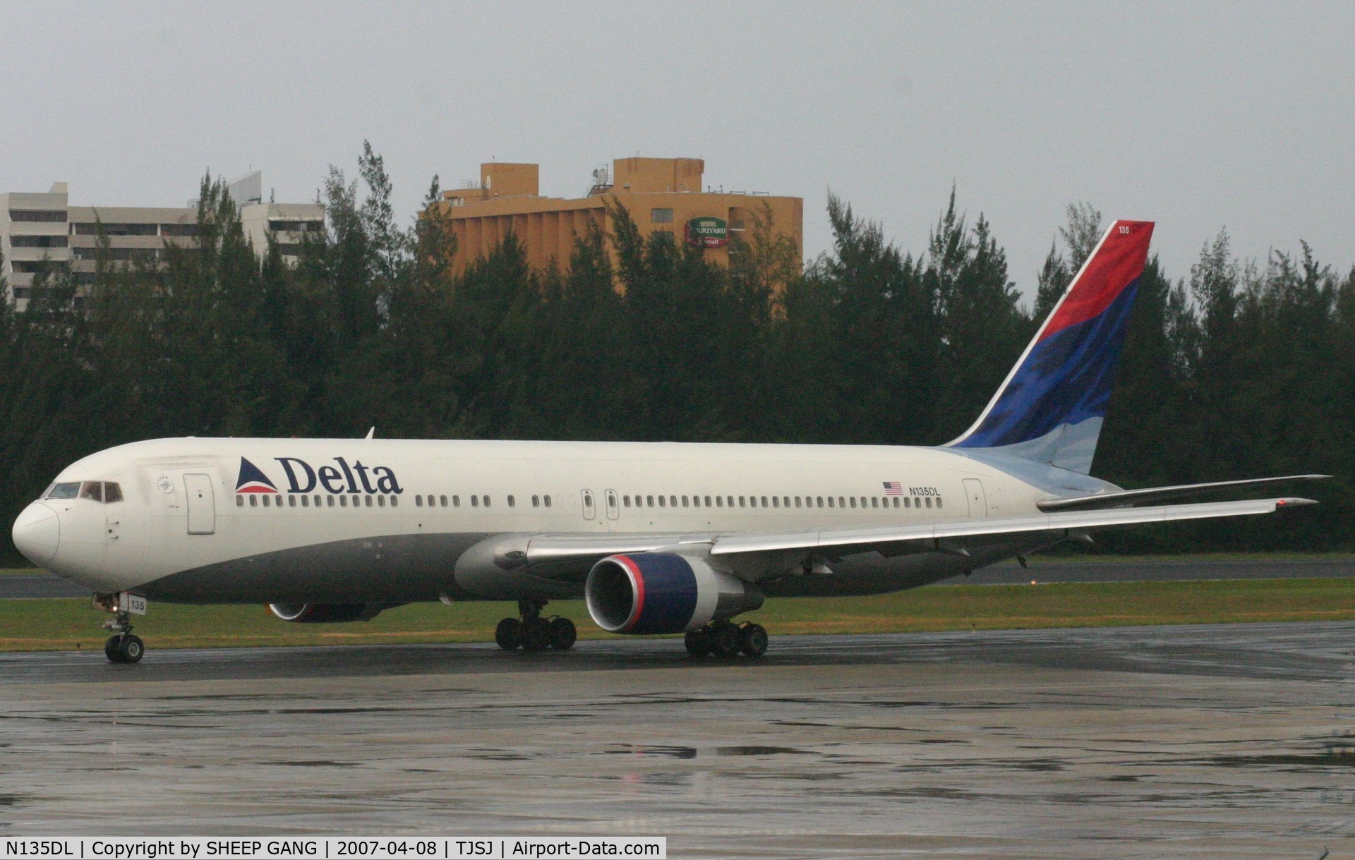 N135DL, 1991 Boeing 767-332 C/N 25145, Delta Airlines  767 taxing for take off