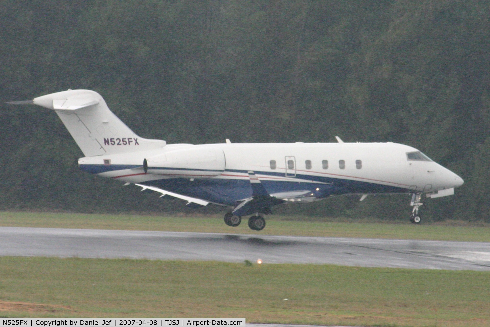 N525FX, 2006 Bombardier Challenger 300 (BD-100-1A10) C/N 20112, N525FX landing at tjsj
