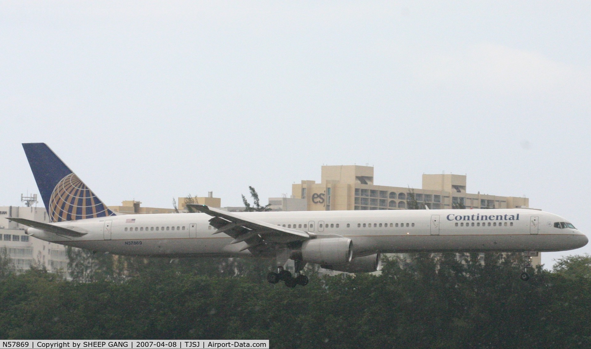 N57869, 2002 Boeing 757-33N C/N 32593, Continental airlines landing on a wet day