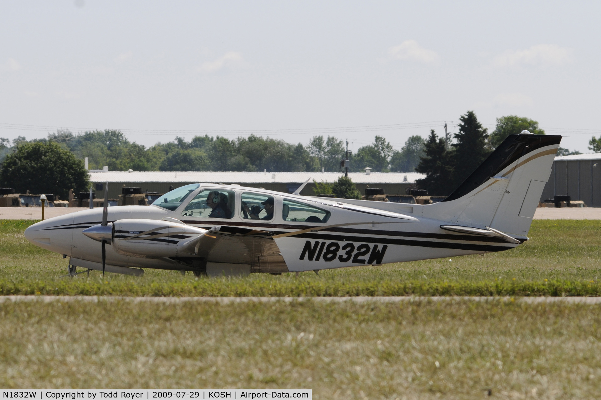 N1832W, 1972 Beech E-55 Baron C/N TE-882, EAA AIRVENTURE 2009