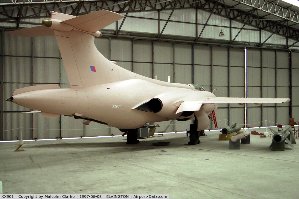XX901, 1977 Hawker Siddeley Buccaneer S.2B C/N B3-06-75, Hawker Siddeley Buccaneer S2B In its temporary desert camoflage scheme for the 1st Gulf War. At the Yorkshire Air Museum, Elvington, UK in 1997.