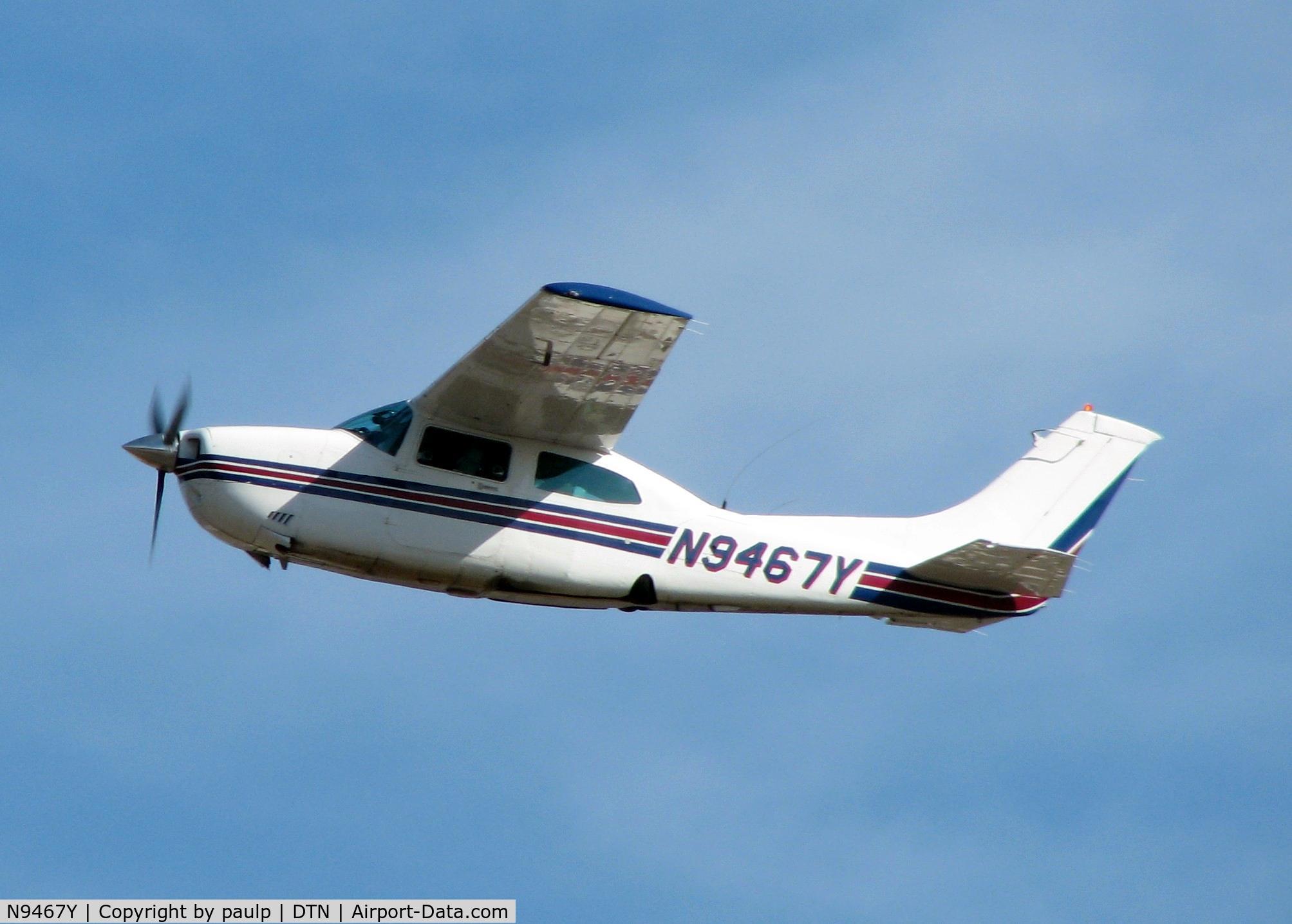 N9467Y, 1981 Cessna 210N Centurion C/N 21064517, Off of runway 32 at the Shreveport Downtown airport.