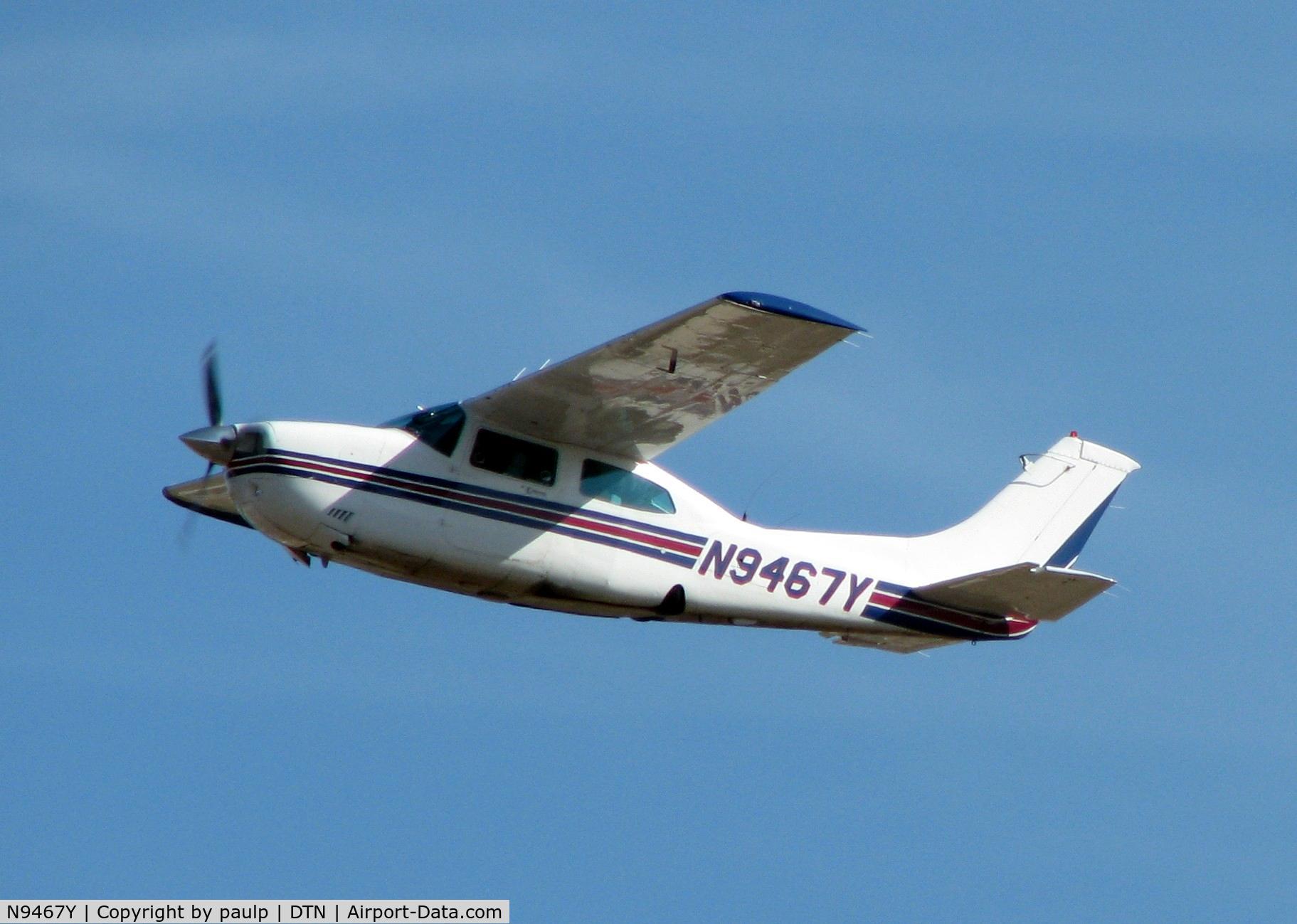 N9467Y, 1981 Cessna 210N Centurion C/N 21064517, Off of 32 at Downtown Shreveport.