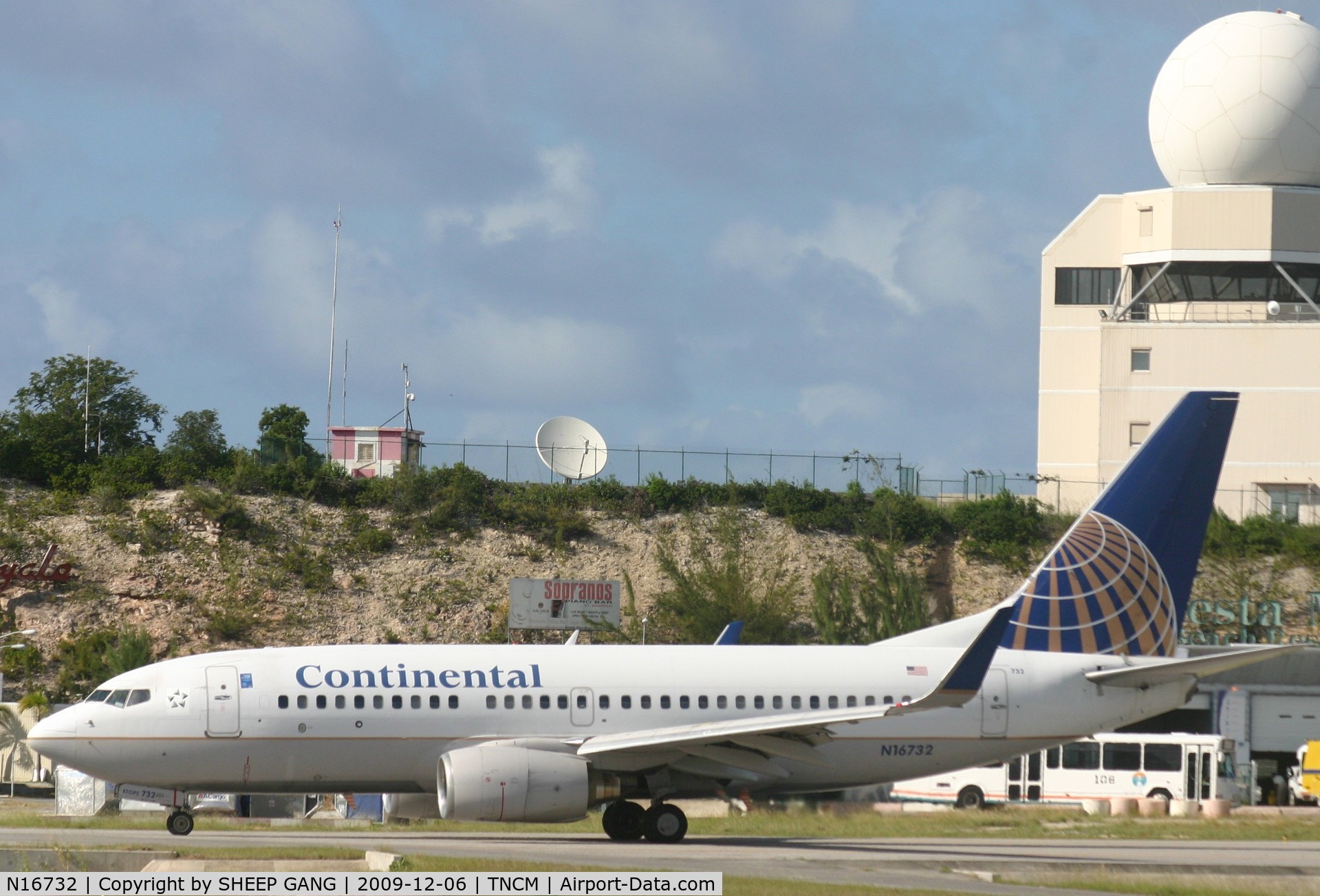 N16732, 1999 Boeing 737-724 C/N 28948, Continental taxing to A