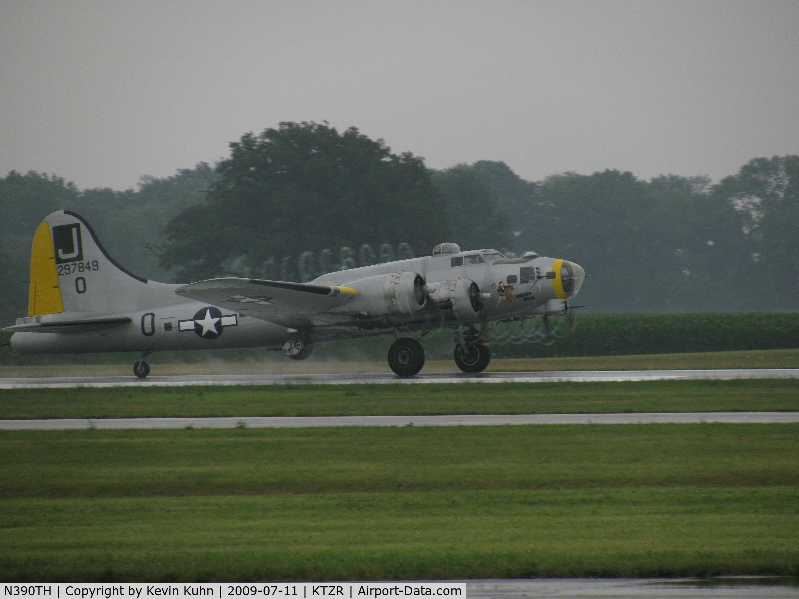 N390TH, 1944 Boeing B-17G Flying Fortress C/N Not found 44-85734, Takeoff on a rainy day
