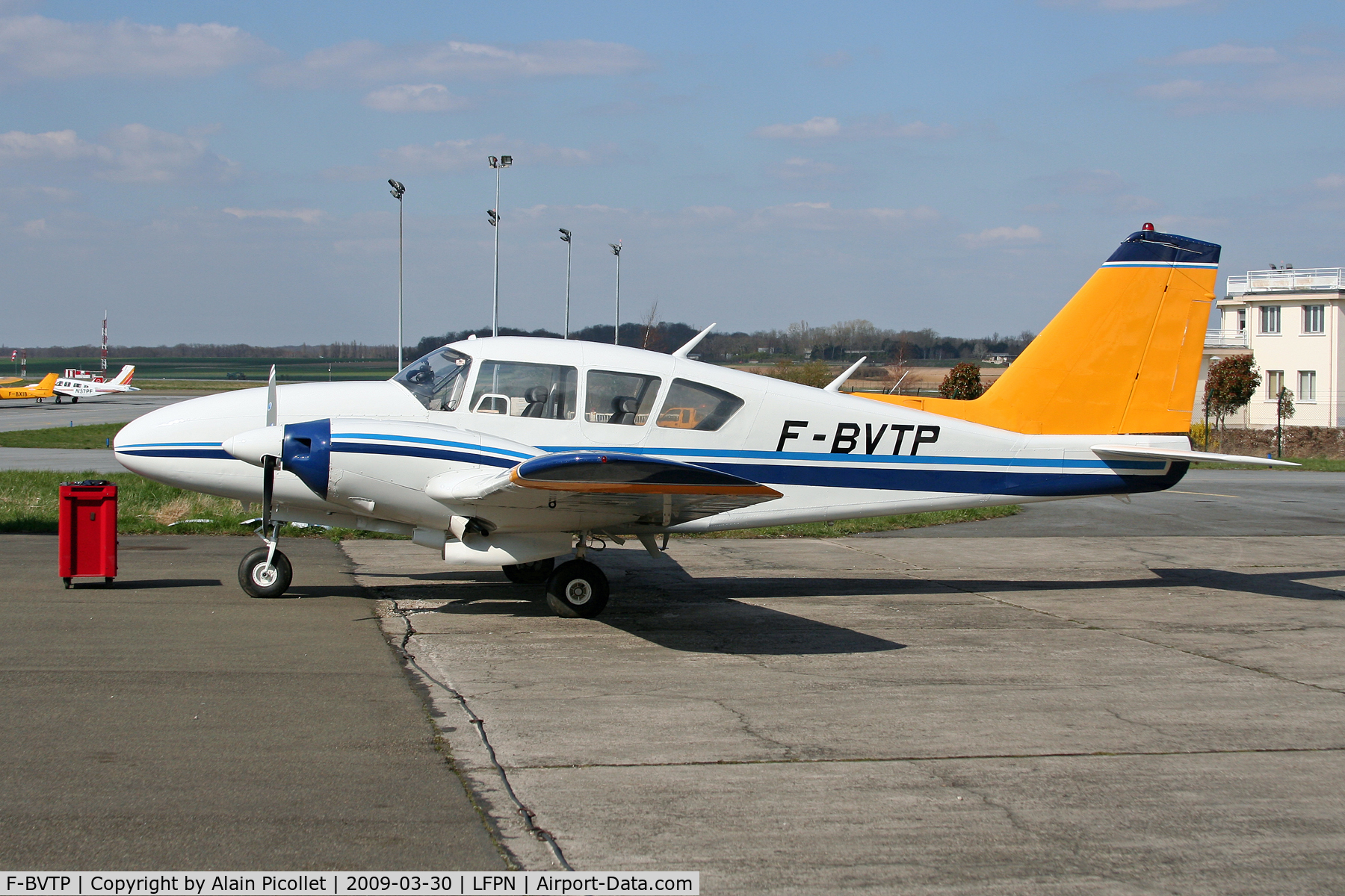 F-BVTP, Piper PA-23-250 Aztec C/N 273901, On the Toussus tarmac