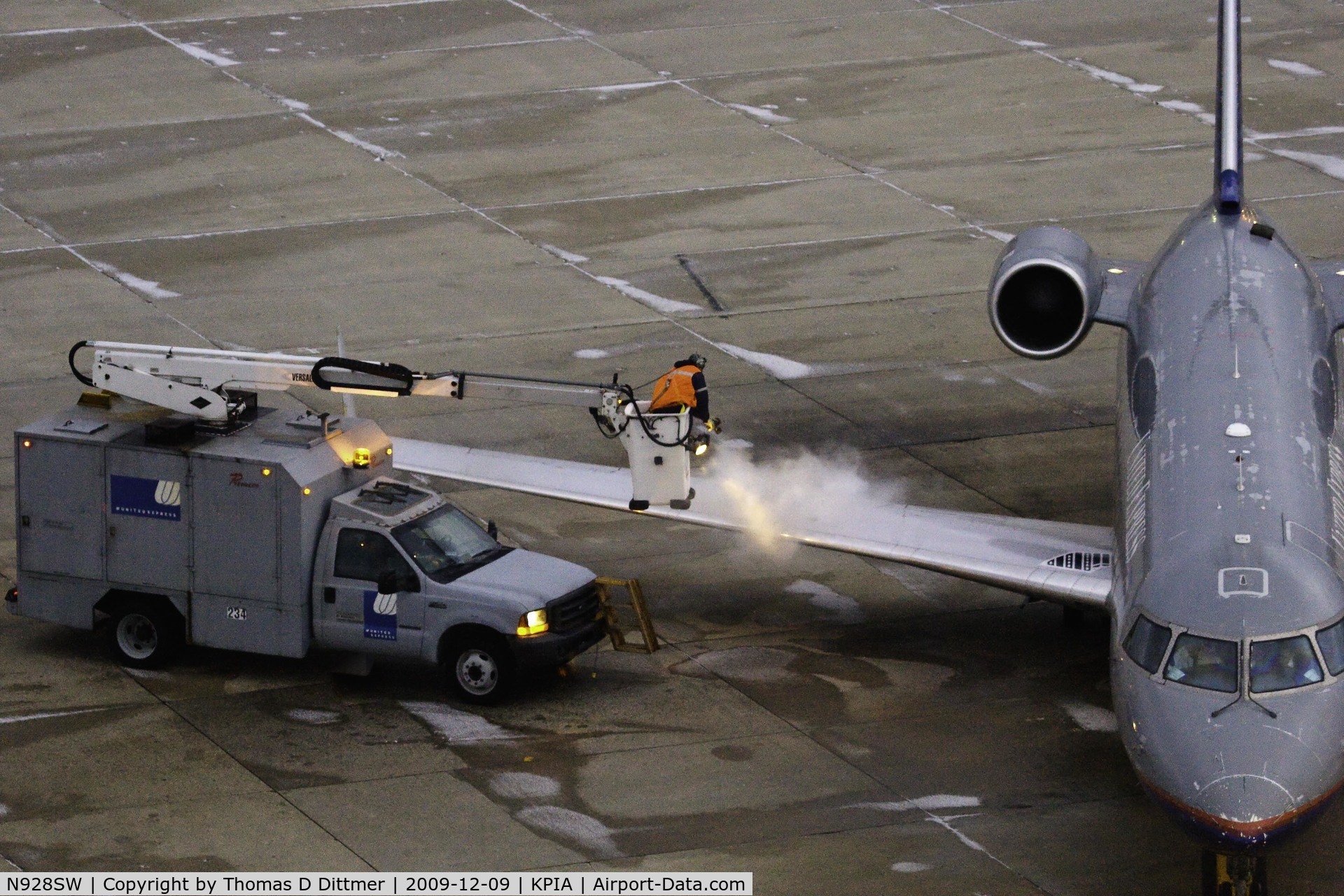 N928SW, 2002 Bombardier CRJ-200LR (CL-600-2B19) C/N 7701, United Express (N928SW) is nearly finished with de-icing