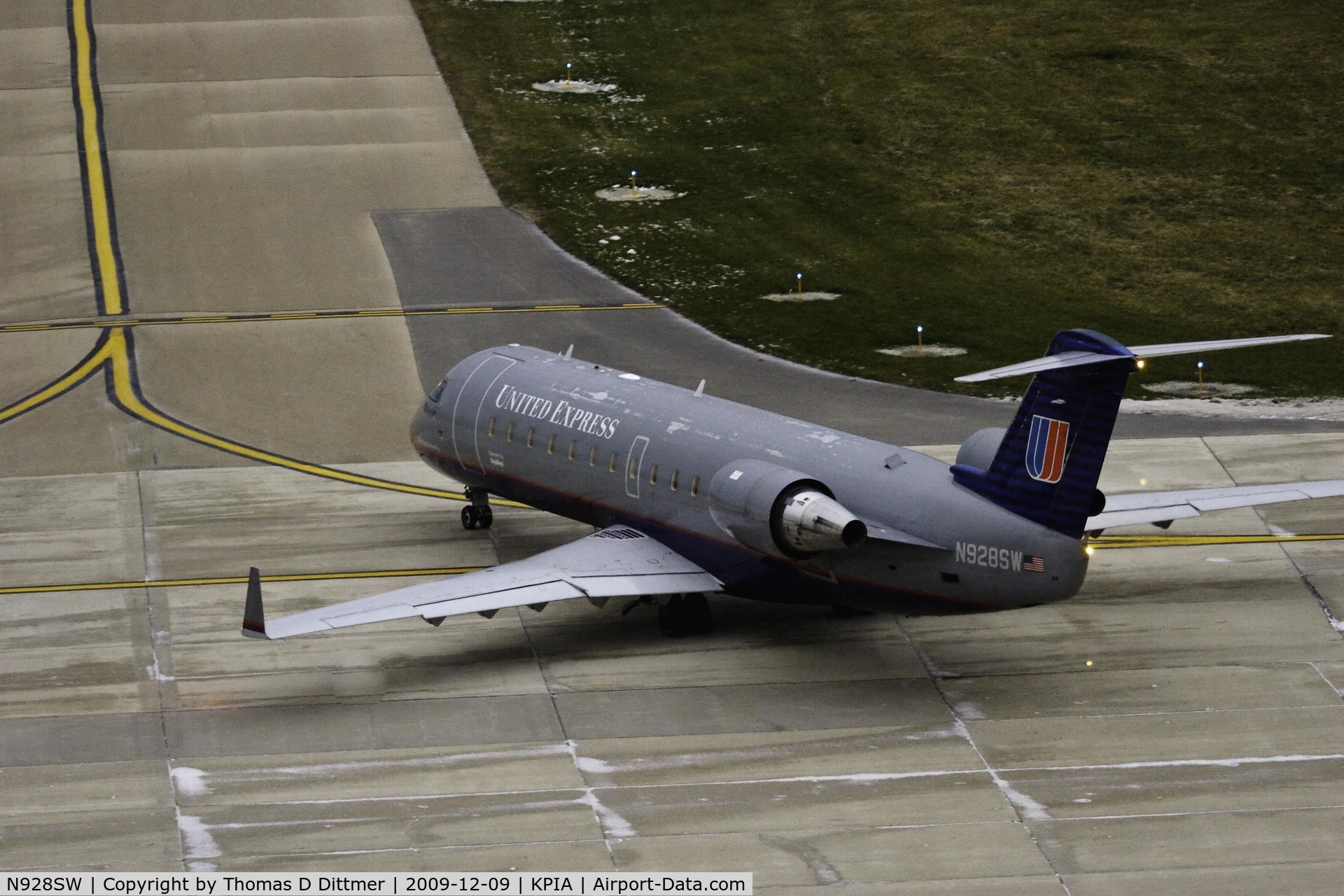 N928SW, 2002 Bombardier CRJ-200LR (CL-600-2B19) C/N 7701, United Express (N928SW) de-icing completed, taxies from the gate