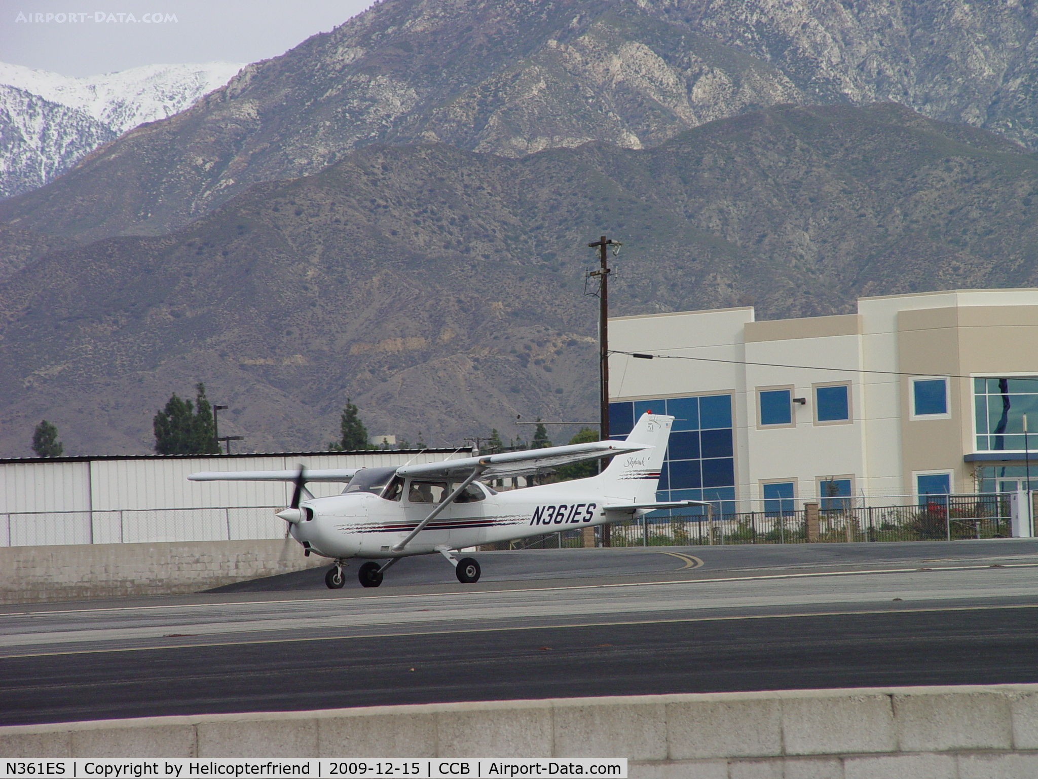 N361ES, 1997 Cessna 172R C/N 17280011, Starting take off role westbound on runway 24