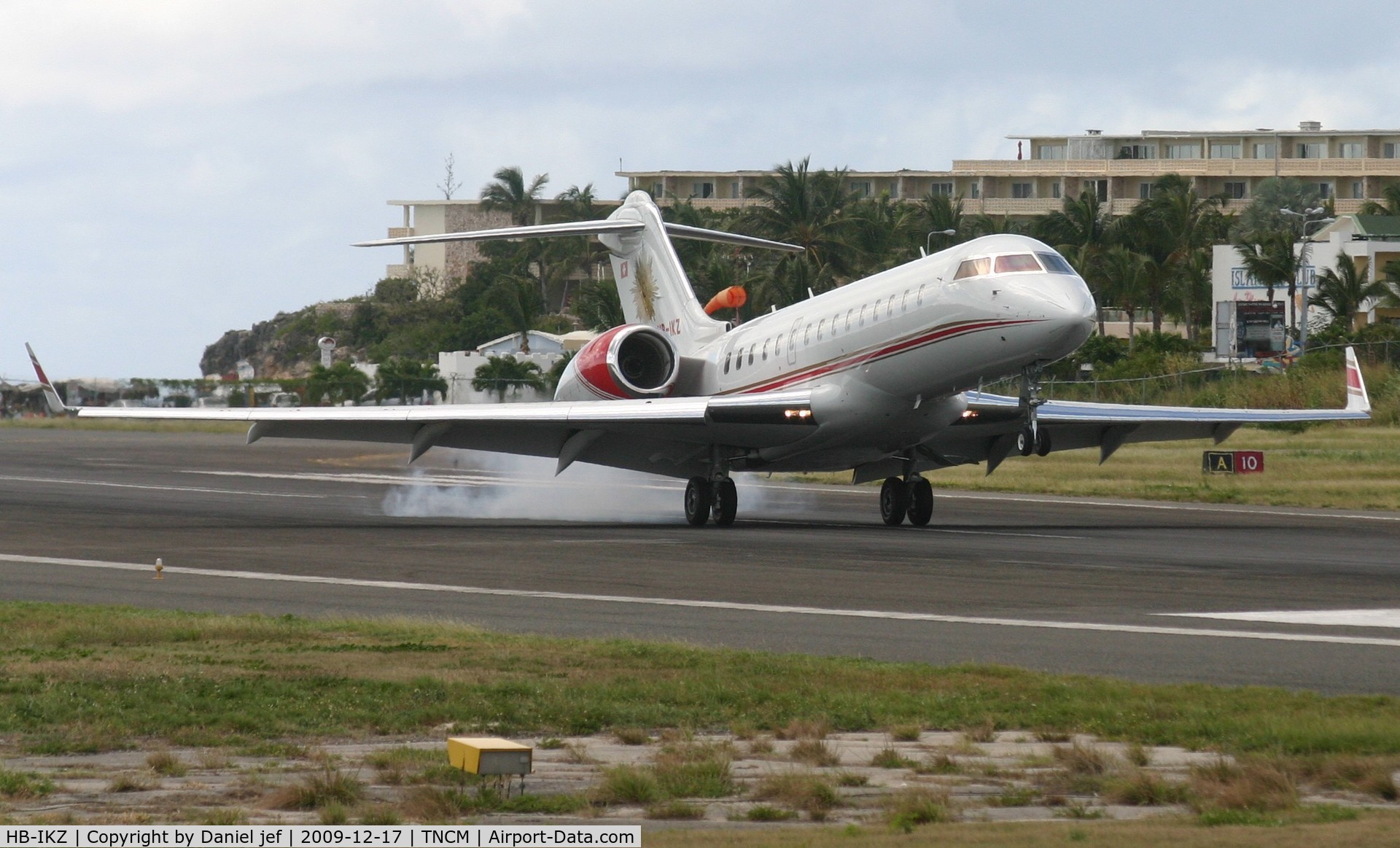 HB-IKZ, 2000 Bombardier BD-700-1A10 Global Express C/N 9054, HB-IKZ BD700 touching down at St Maarten