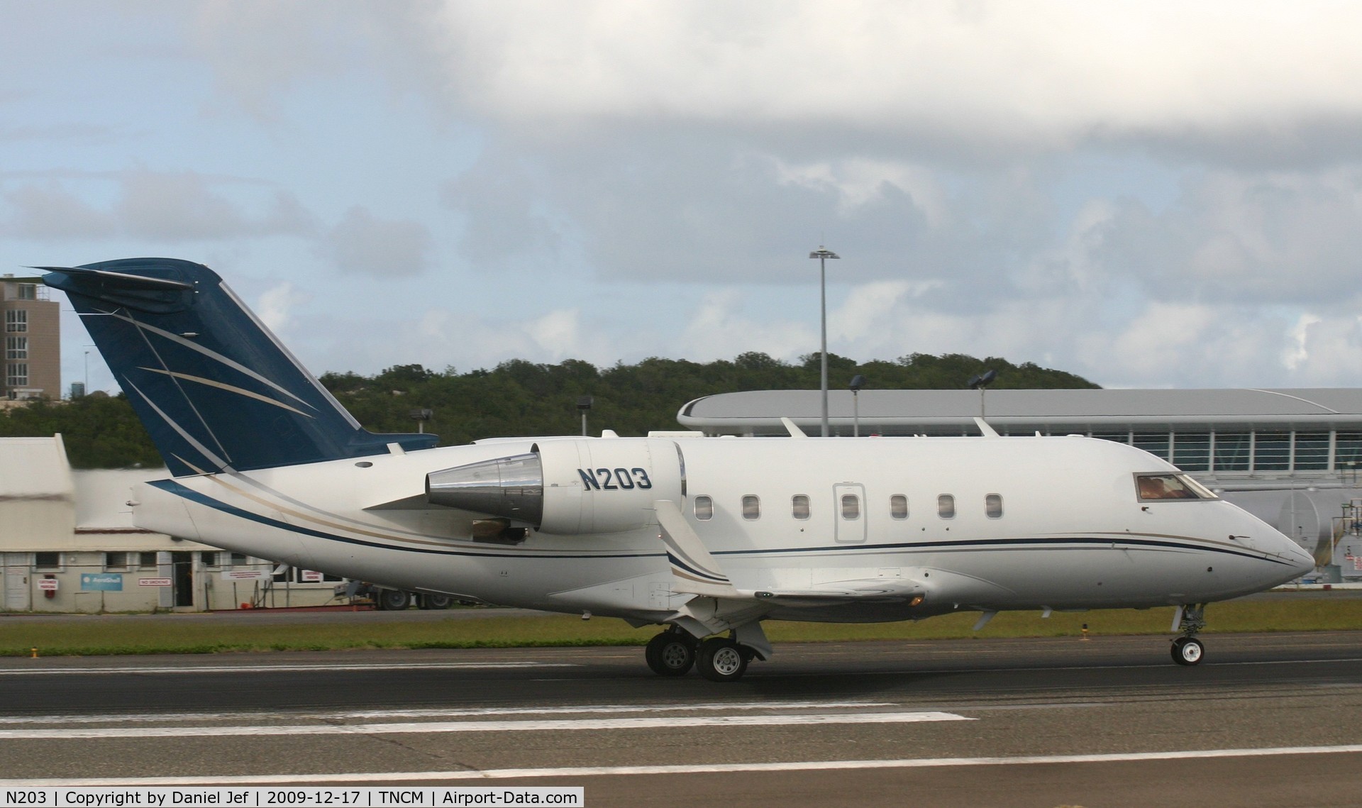 N203, 1998 Bombardier Challenger 604 (CL-600-2B16) C/N 5374, Hop A Jet N203 departing St Maarten