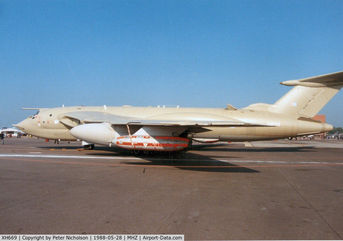 XH669, 1959 Handley Page Victor K.2 C/N HP80/54, Another view of the 55 Squadron Victor K.2 tanker in the static park at the 1988 Mildenhall Air Fete.