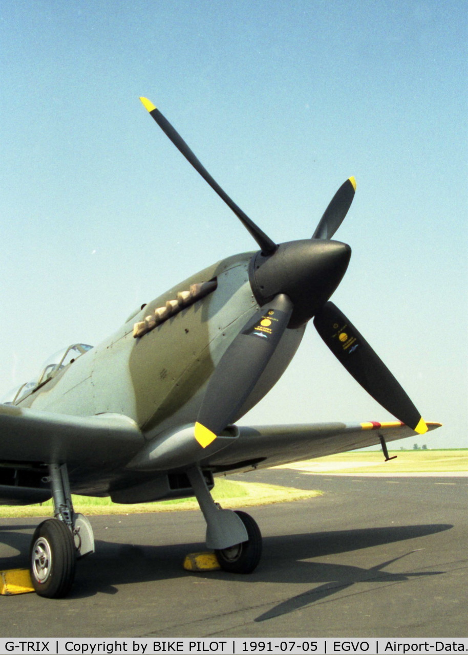 G-TRIX, 1944 Supermarine 509 Spitfire TR.IXc C/N CBAF.9590, EX 33 SQN. A/C 33 SQN FAMILIES DAY
