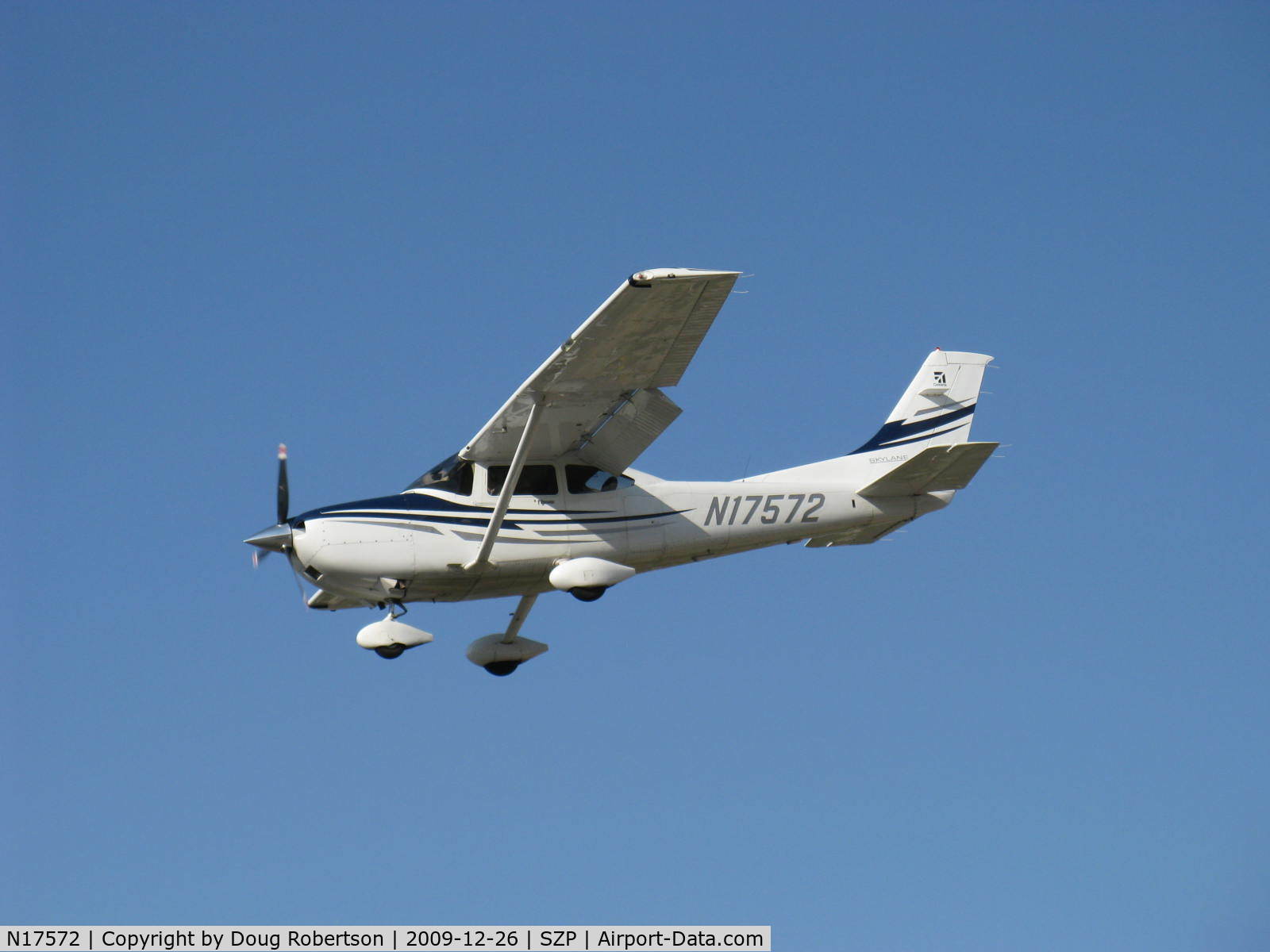 N17572, 2005 Cessna 182T Skylane C/N 18281628, 2005 Cessna 182T SKYLANE, Lycoming IO-540-AB1A5 230 Hp, three blade McCauley CS prop, 92 gallons, 87 usable, on final Rwy 22
