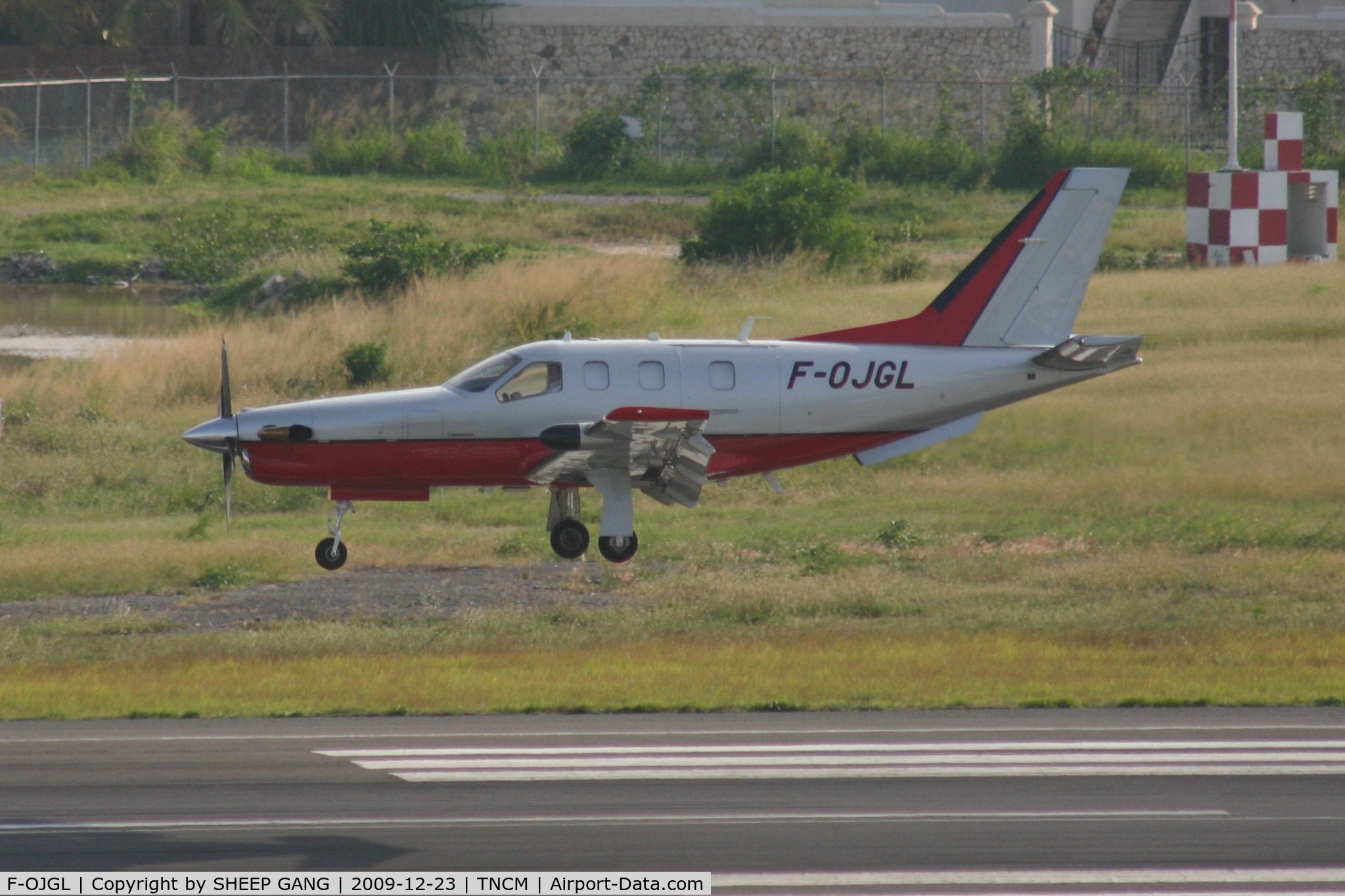 F-OJGL, 2008 Socata TBM-850 C/N 442, F-OJGL landing at TNCM