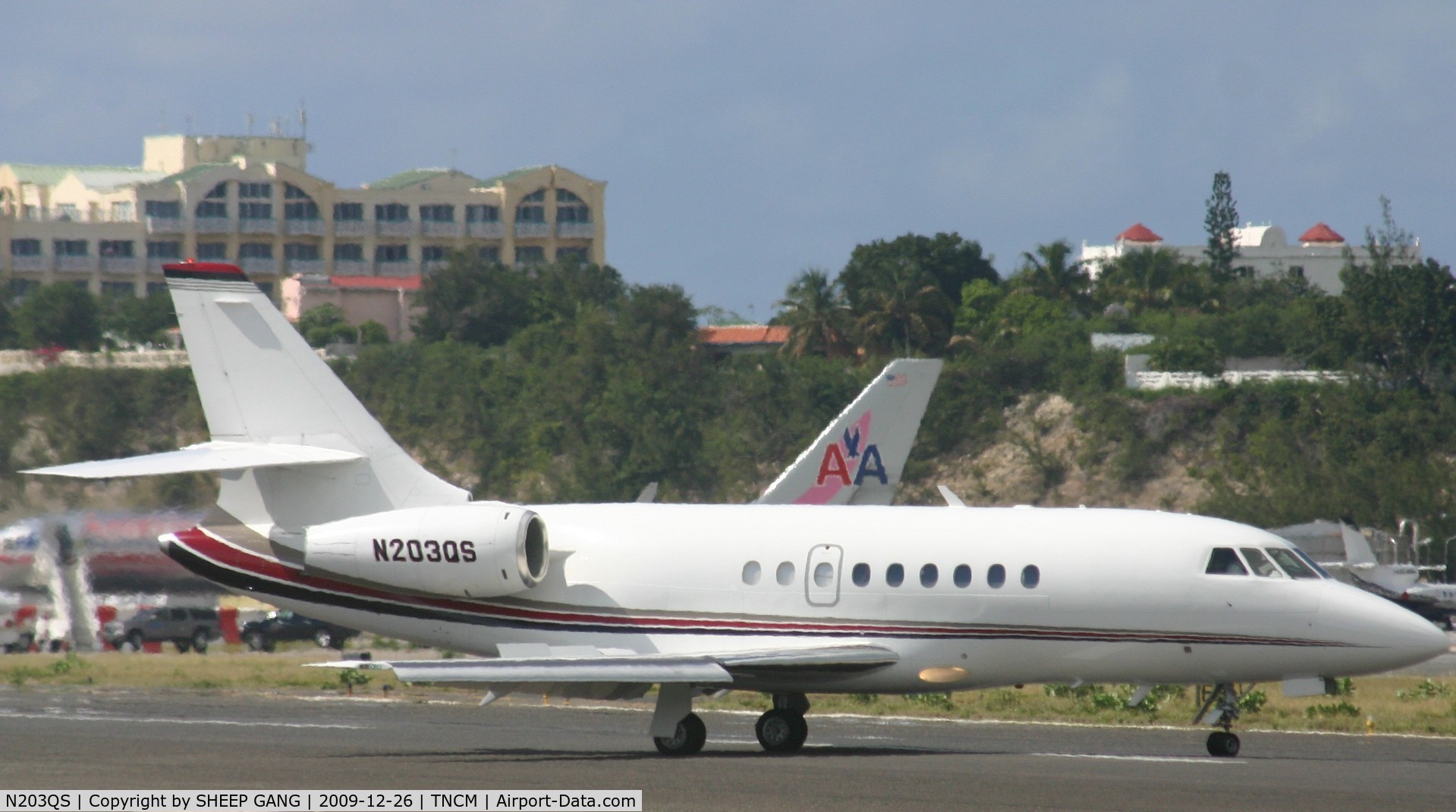 N203QS, 2002 Dassault Falcon 2000 C/N 198, N203QS just landed and now back tracking on the runway