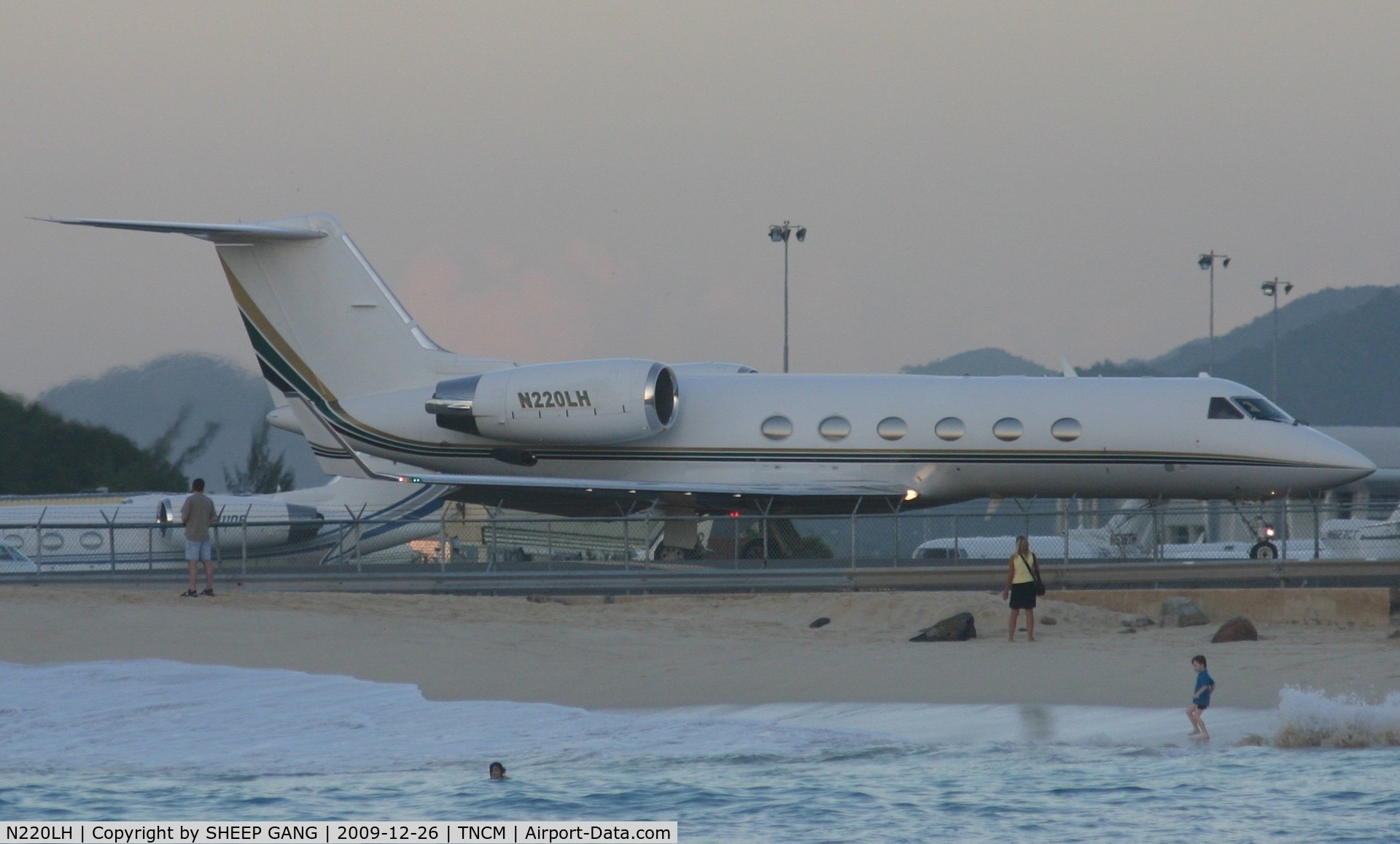 N220LH, 1987 Gulfstream Aerospace G-IV C/N 1054, N220LH at the tresh hold on runway 10 for departure