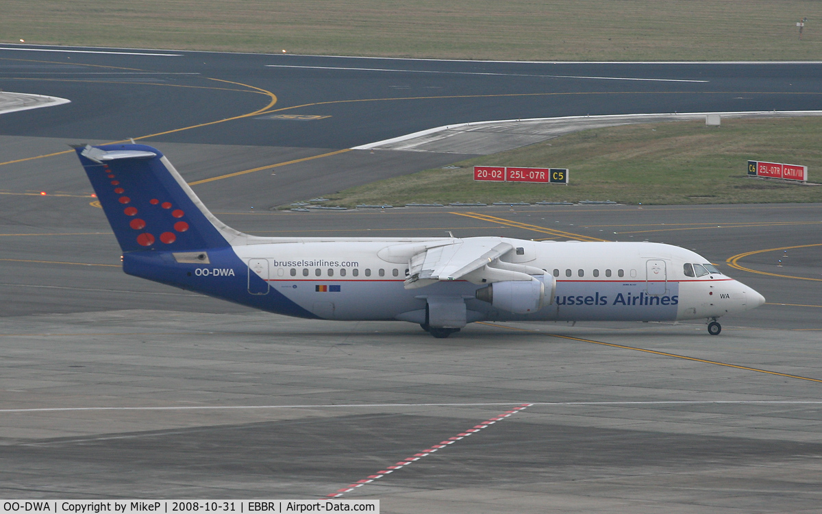 OO-DWA, 1997 British Aerospace Avro 146-RJ100 C/N E3308, Still in 'old style' SN Brussels colours.