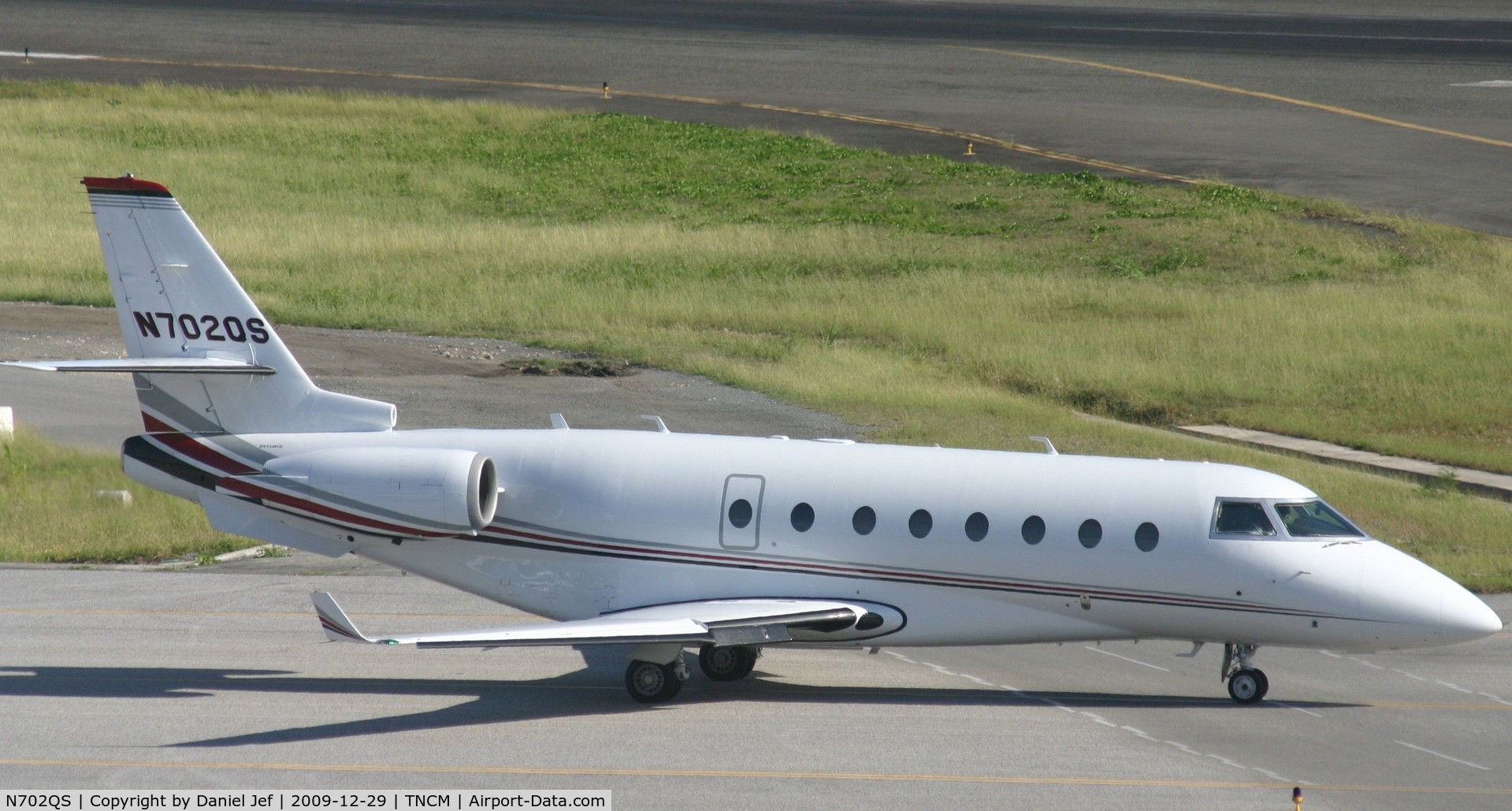 N702QS, 2002 Israel Aircraft Industries GULFSTREAM 200 C/N 070, N702QS taxing on the taxi way to Alpha