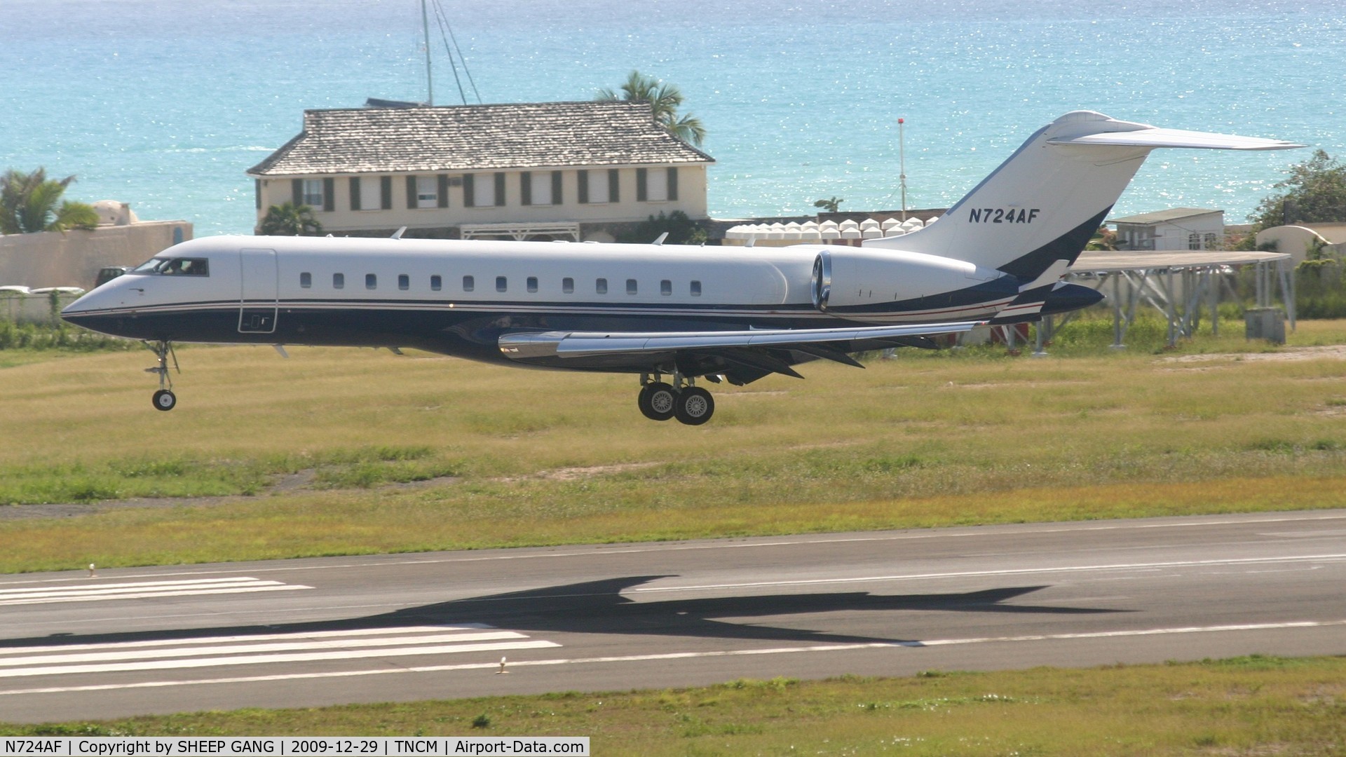 N724AF, 1999 Bombardier BD-700-1A10 Global Express C/N 9031, N724AF Landing on runway 10 at TNCM