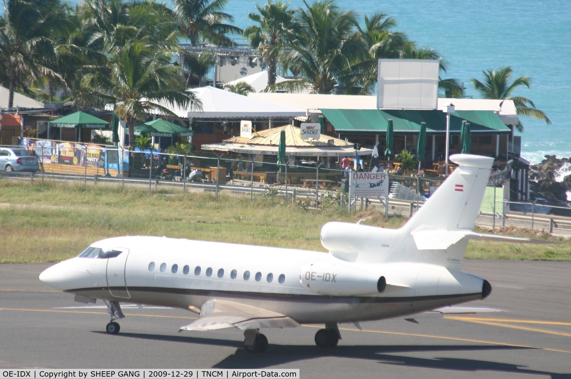 OE-IDX, 2006 Dassault Falcon 900DX C/N 604, The little bandit at the tresh hold for take off