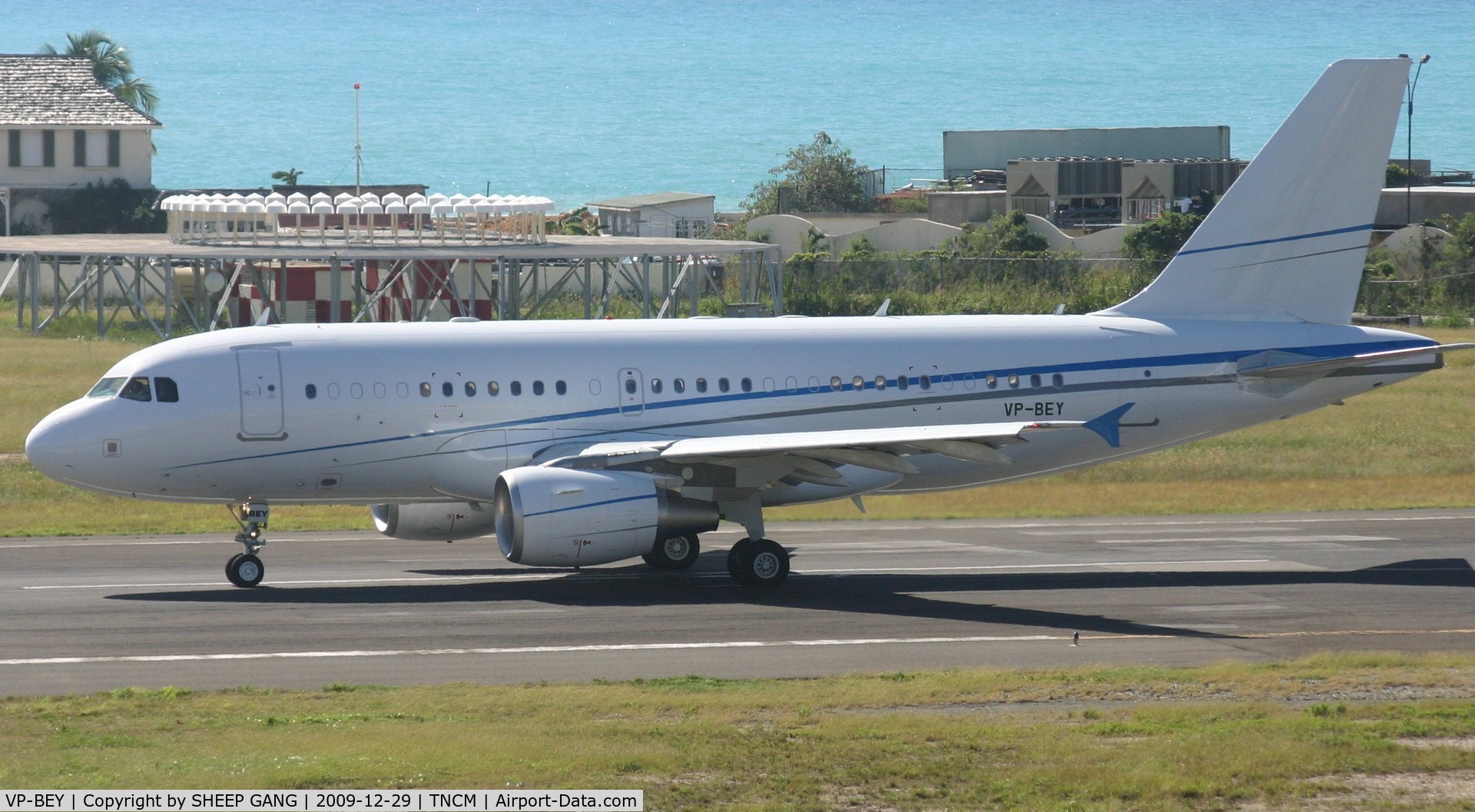VP-BEY, 2006 Airbus A319-115CJ C/N 2675, VP-BEY departing on runway 10