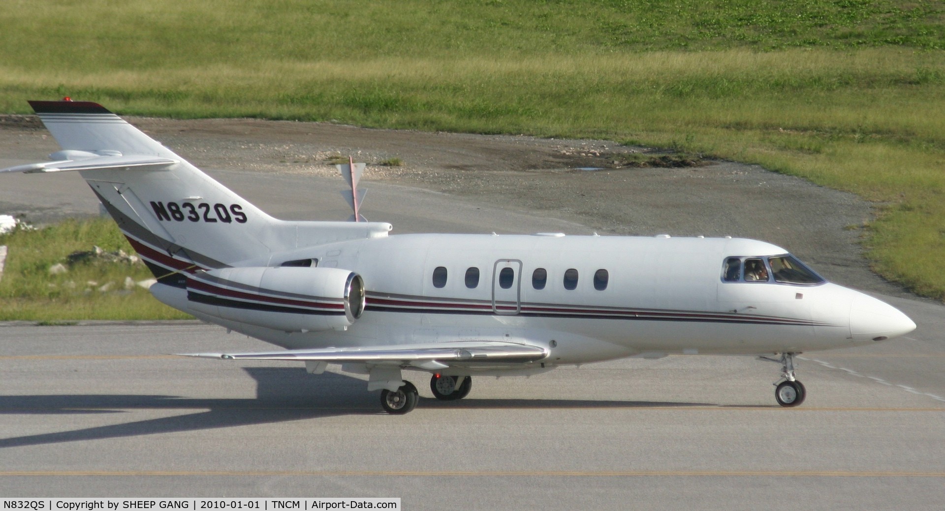 N832QS, 2004 Raytheon Hawker 800XP C/N 258683, N832QS taxing to alpha for take off