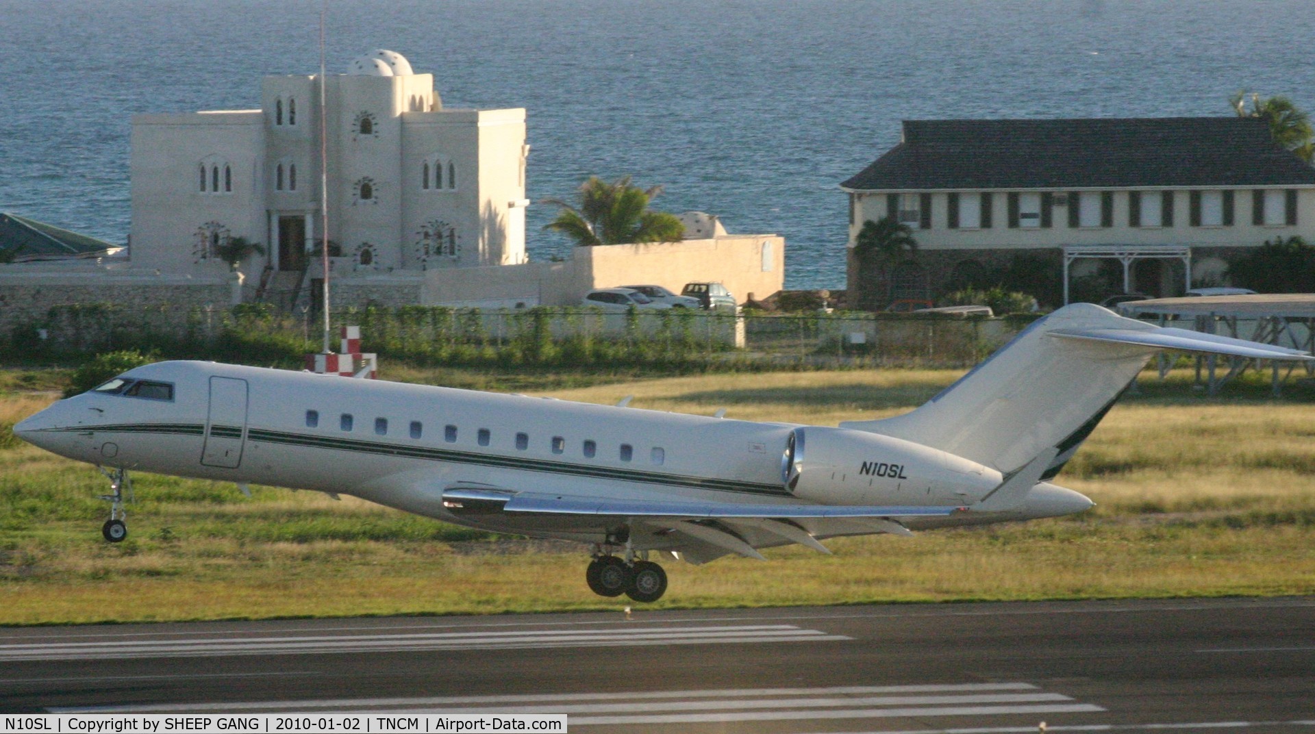 N10SL, 2006 Bombardier BD-700-1A11 Global 5000 C/N 9221, N10SL landing at TNCM runway 10