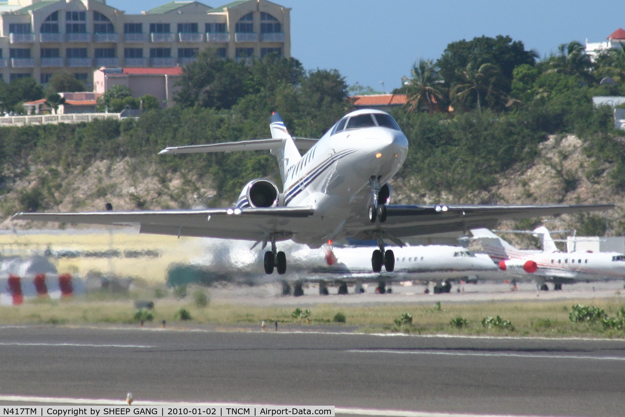 N417TM, 2004 Raytheon Hawker 800XP C/N 258657, N417TM departing TNCM runway 10