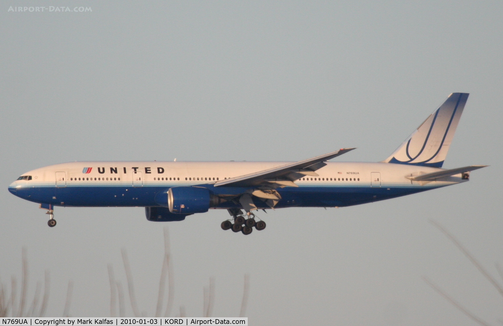 N769UA, 1995 Boeing 777-222 C/N 26921, United Airlines Boeing 777-222, UAL941, arriving 27L KORD from EDDF (Frankfurt).