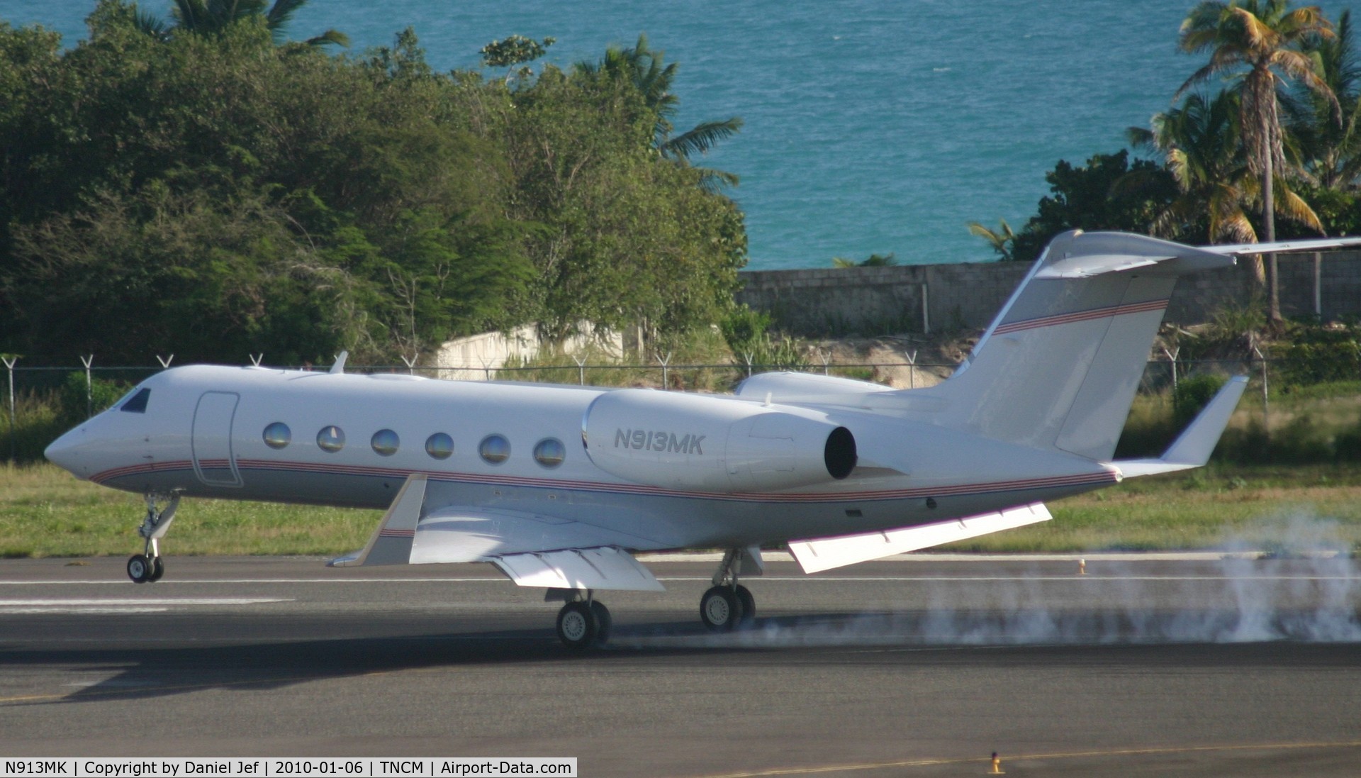N913MK, 2007 Gulfstream Aerospace GIV-X (G450) C/N 4075, N913Mk Main landing gear down at TNCM