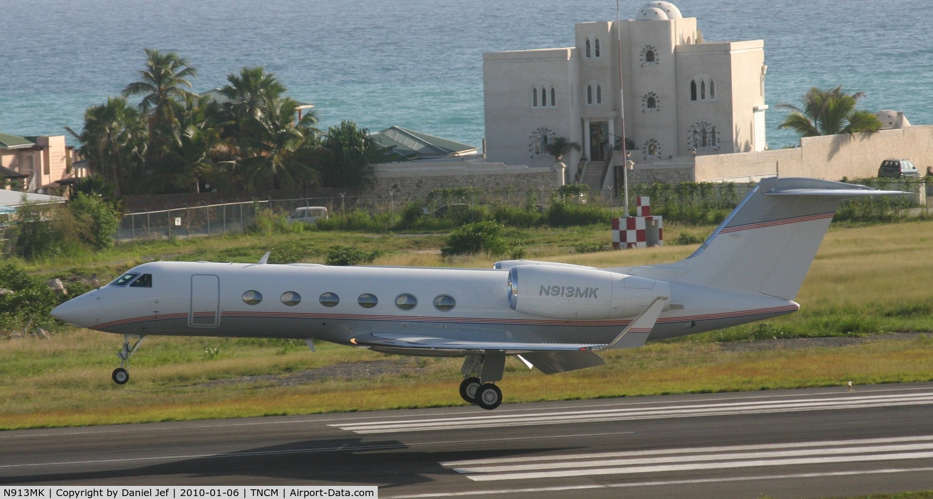 N913MK, 2007 Gulfstream Aerospace GIV-X (G450) C/N 4075, N913MK landing at TNCM