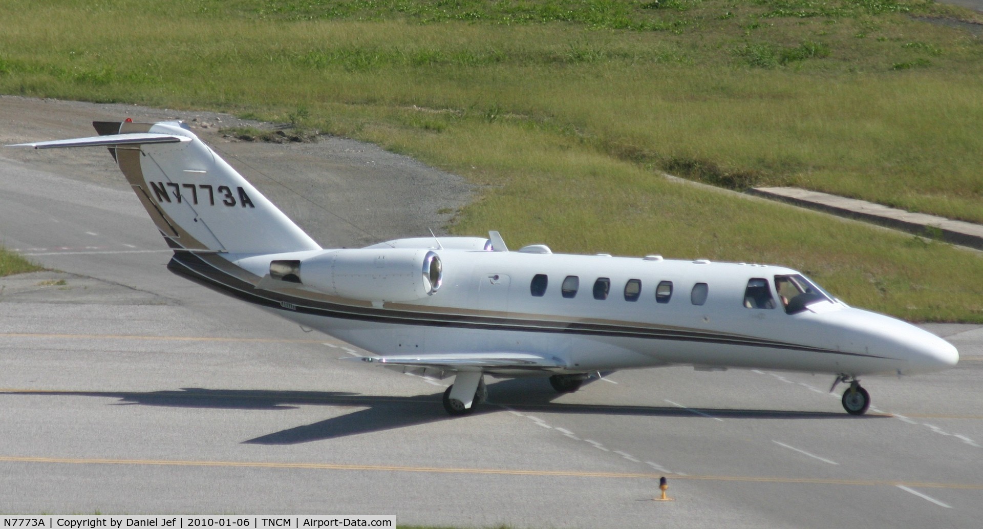 N7773A, 2000 Cessna 525A CitationJet CJ2 C/N 525A-0004, N7773A Taxing to the holding point alpha