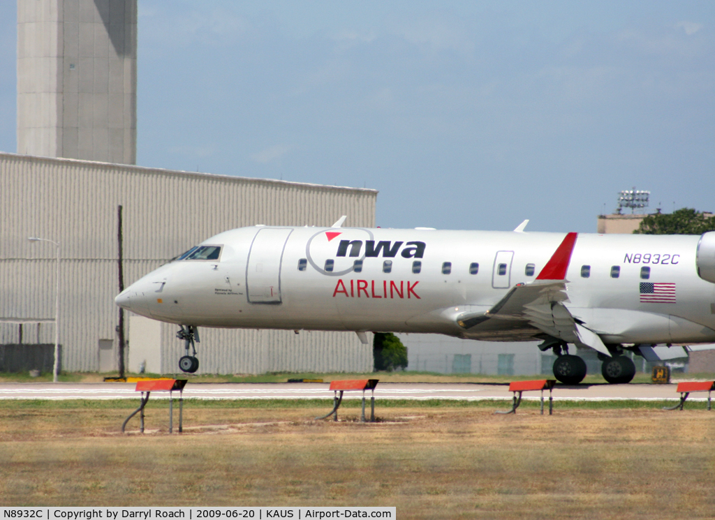 N8932C, 2004 Bombardier CRJ-200 (CL-600-2B19) C/N 7932, NWAX touches down on 17L.