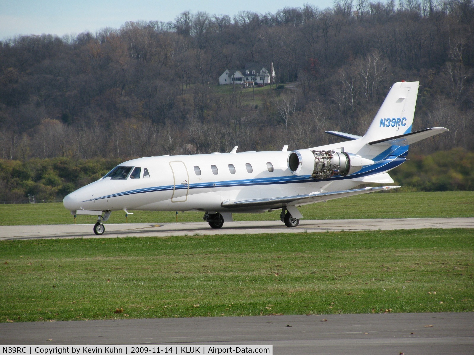 N39RC, 1999 Cessna 560XL C/N 5605041, Taxiing out for an engine run
