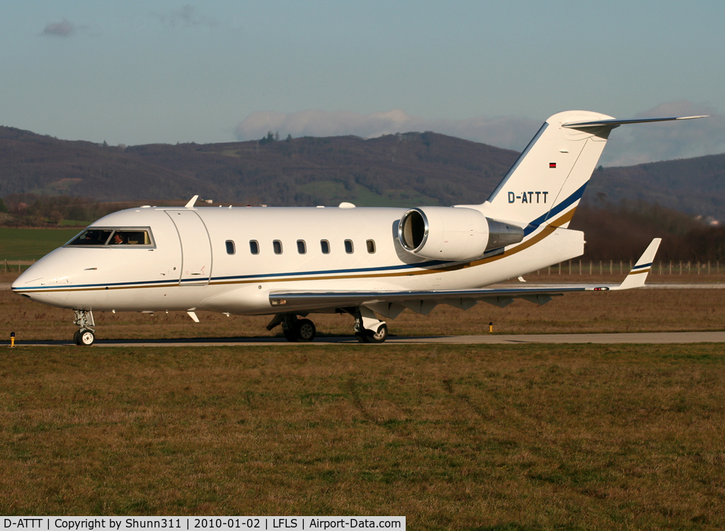 D-ATTT, 2005 Bombardier Challenger 604 (CL-600-2B16) C/N 5609, Lining up rwy 09 for departure...