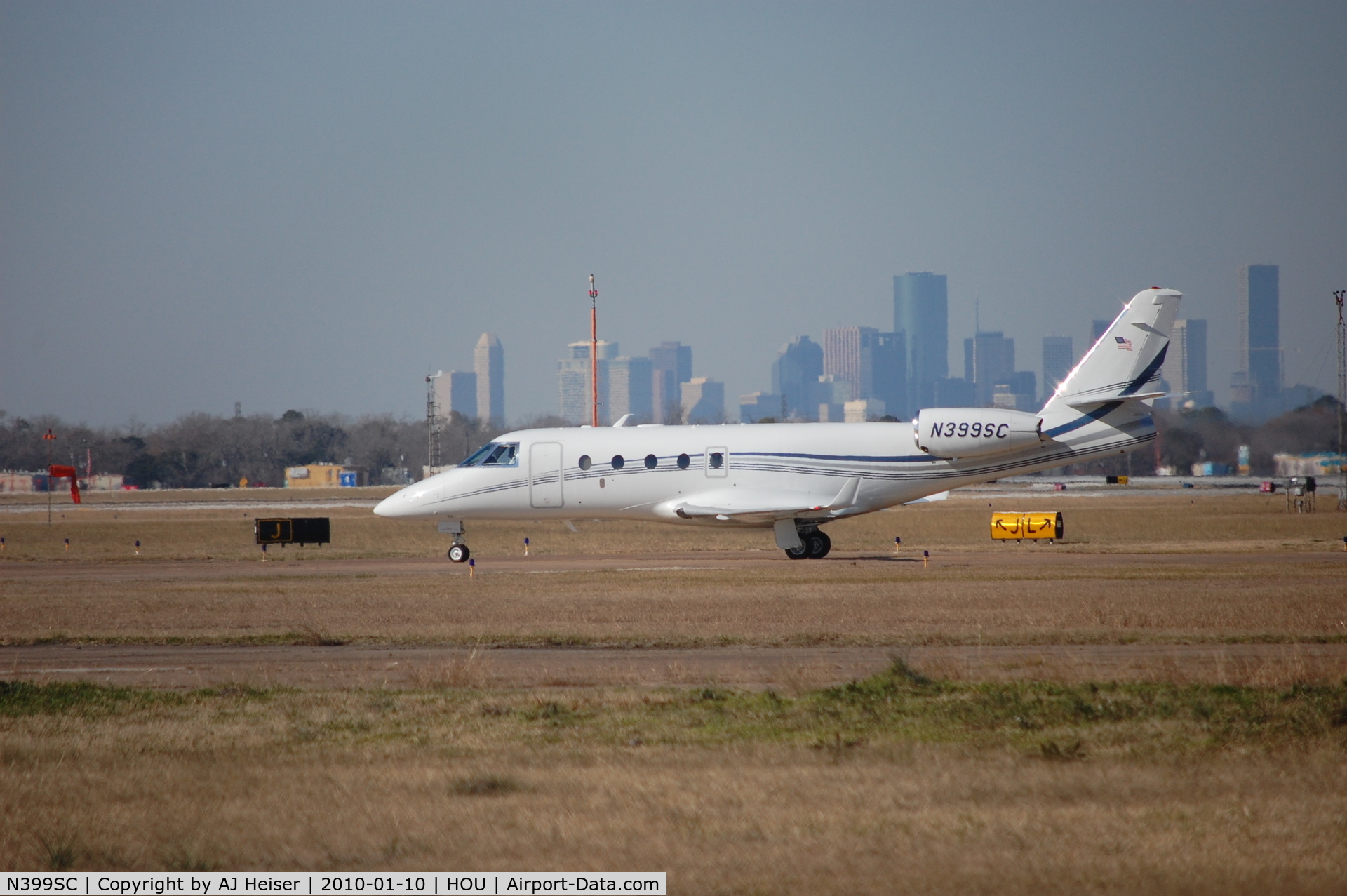 N399SC, Israel Aerospace Industries Gulfstream G150 C/N 272, Taxiing to parking