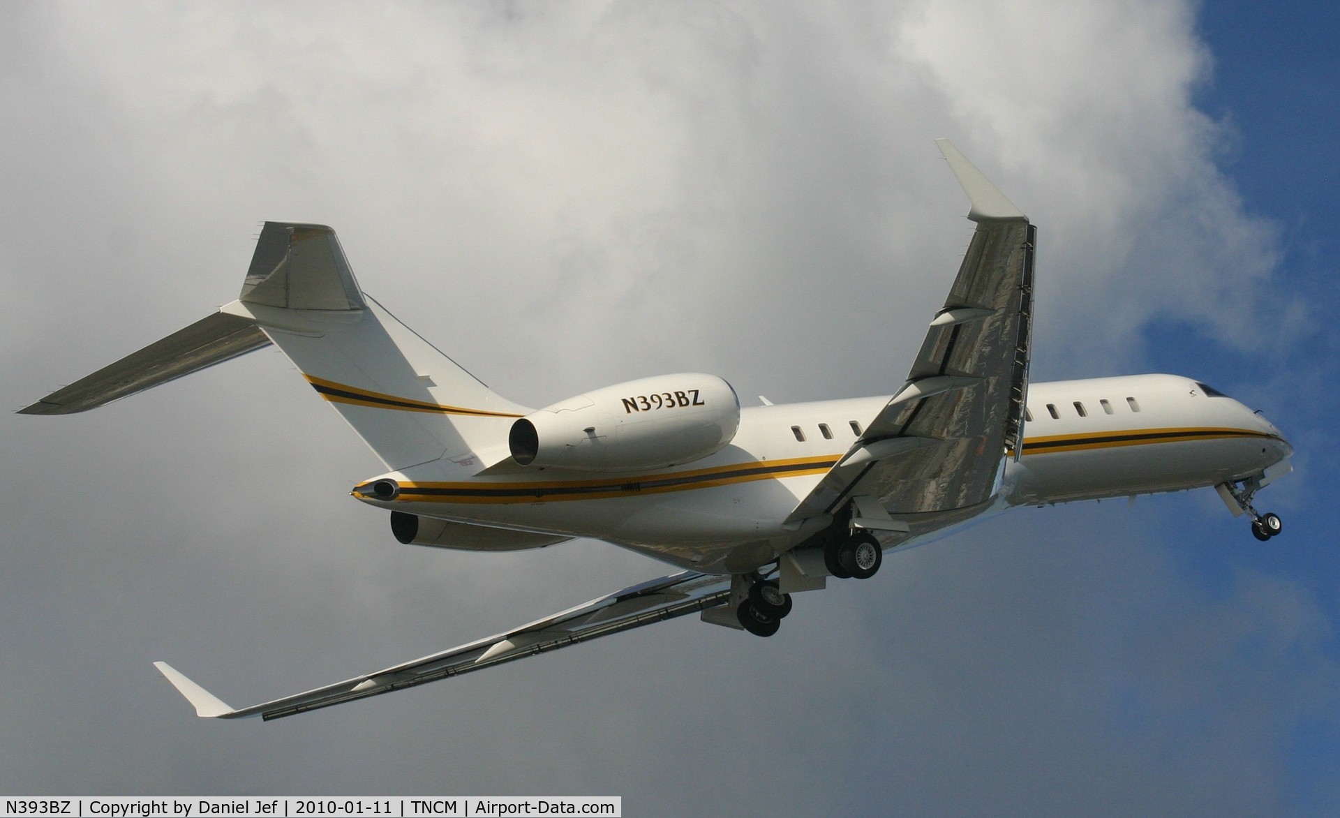 N393BZ, 1999 Bombardier BD-700-1A10 Global Express C/N 9022, N393BZ departing TNCM